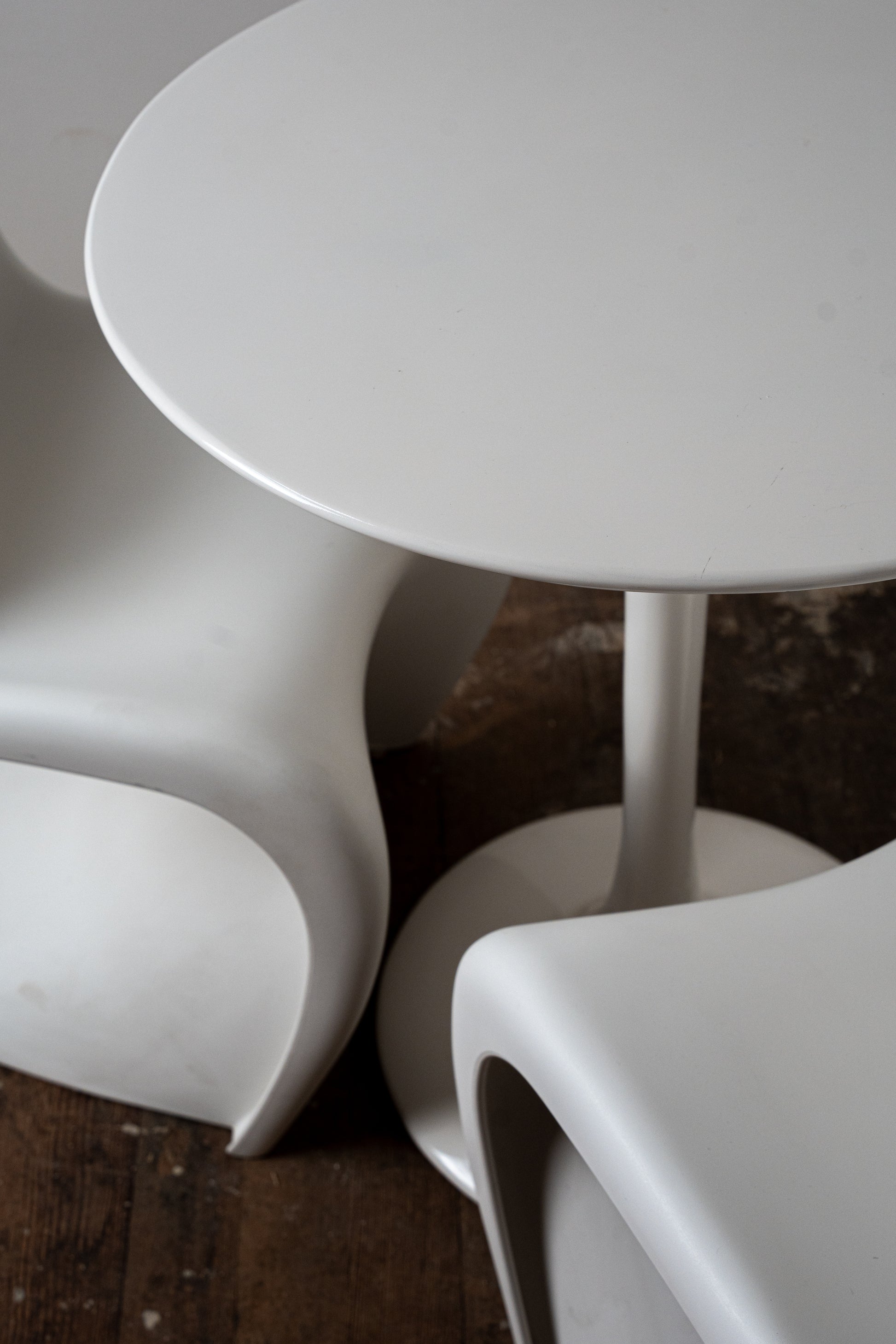 Saarinen-Style Fiberglass Tulip Table