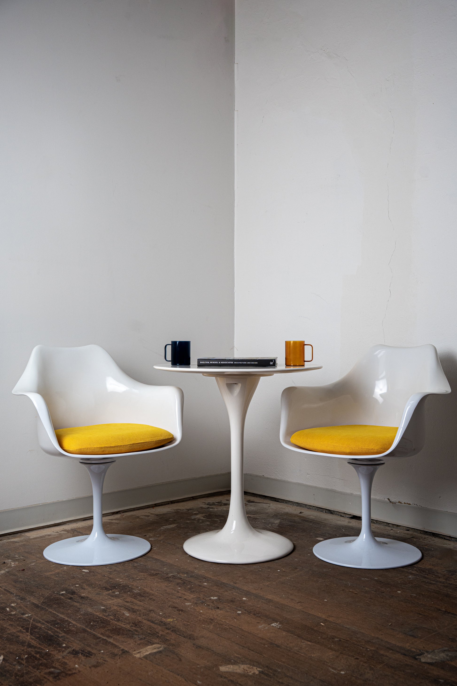 Saarinen-Style Fiberglass Tulip Table