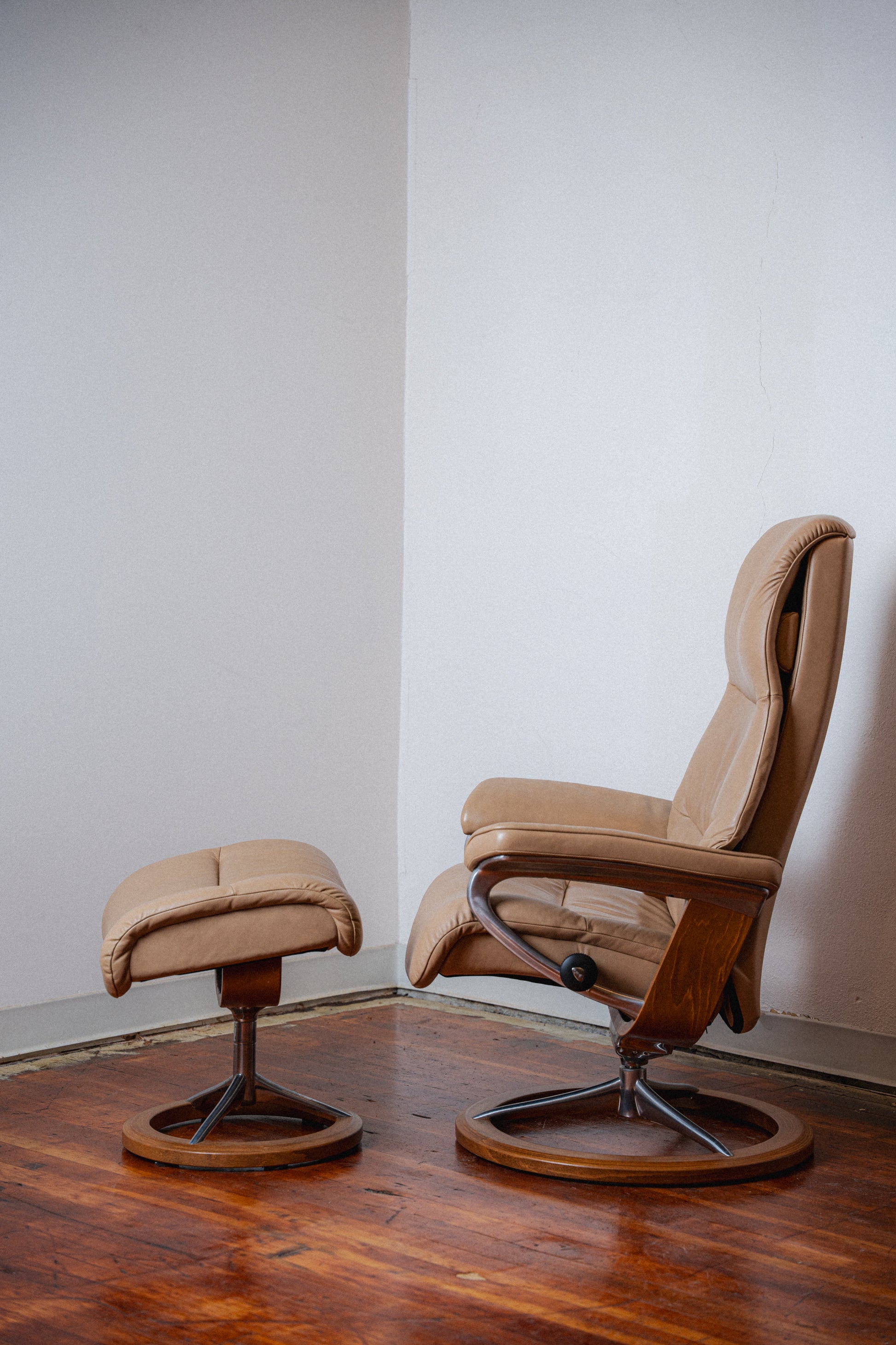 Stressless View Lounge Chair + Ottoman