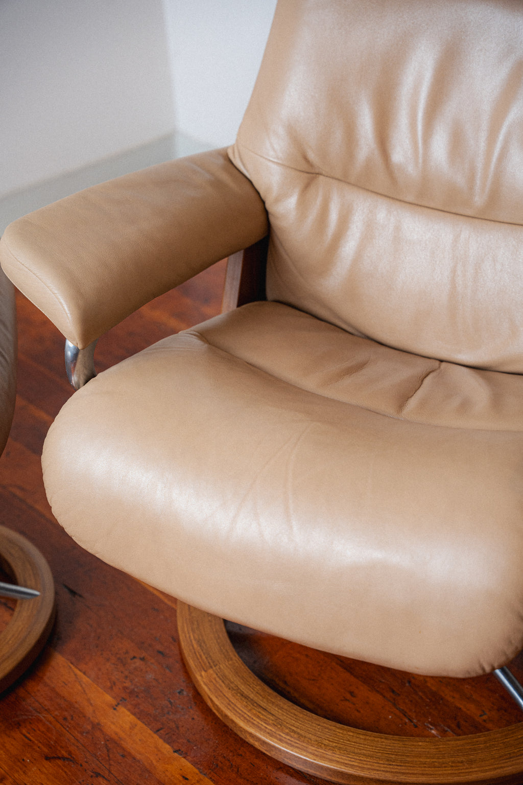 Stressless View Lounge Chair + Ottoman