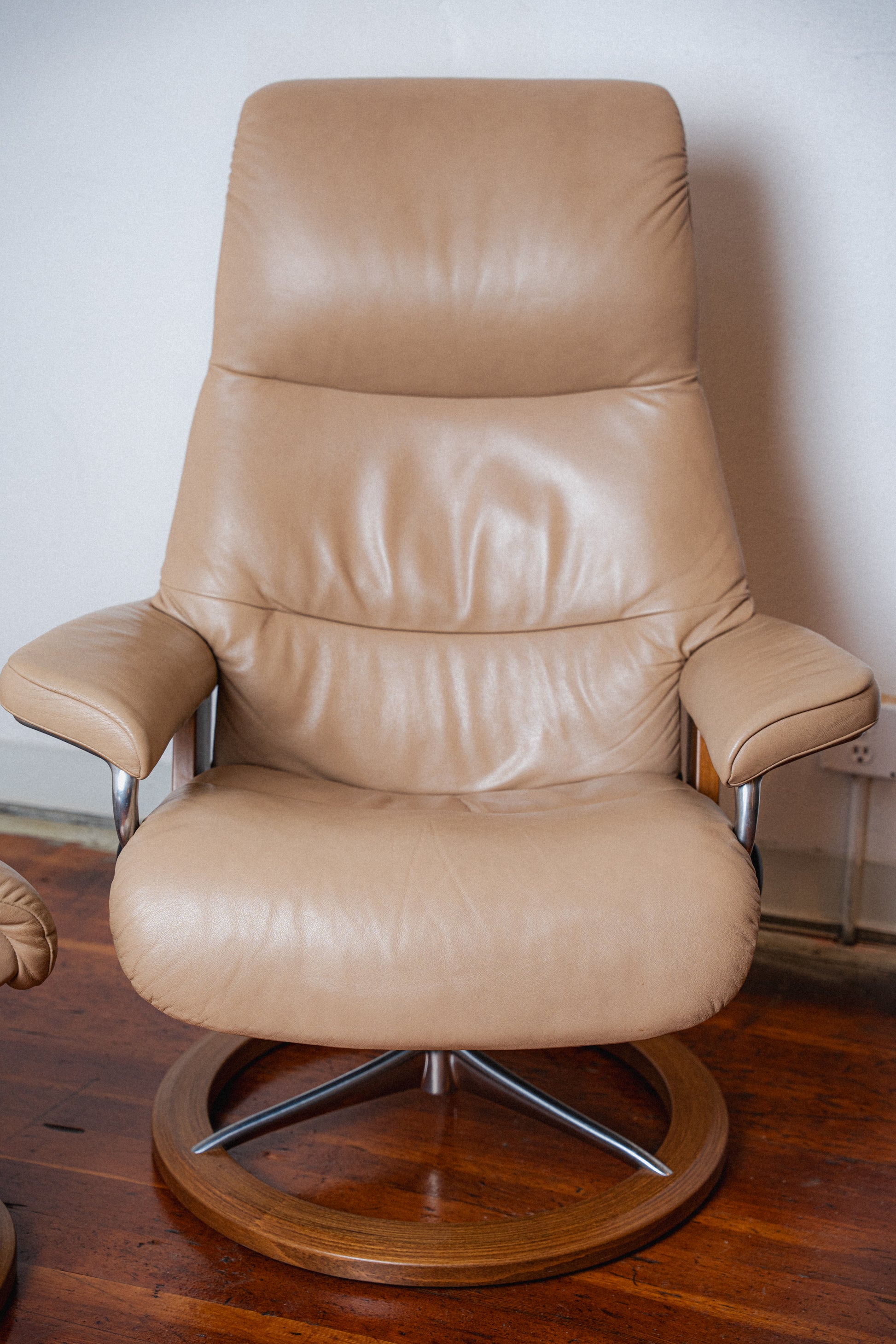 Stressless View Lounge Chair + Ottoman