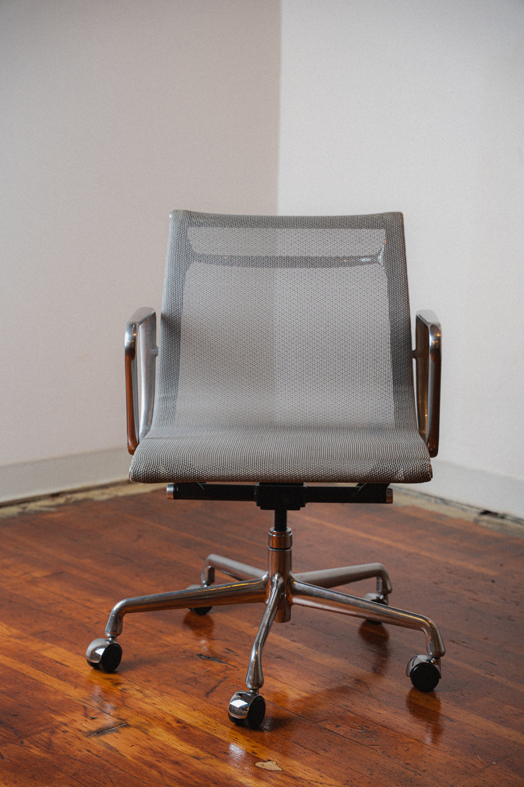 Eames Aluminum Group Chair by Charles & Ray Eames for Herman Miller