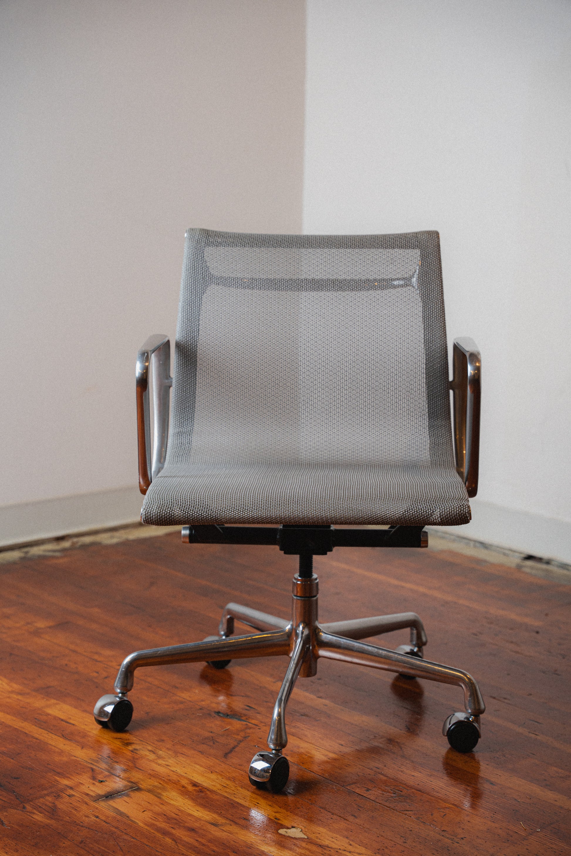 Eames Aluminum Group Chair by Charles & Ray Eames for Herman Miller