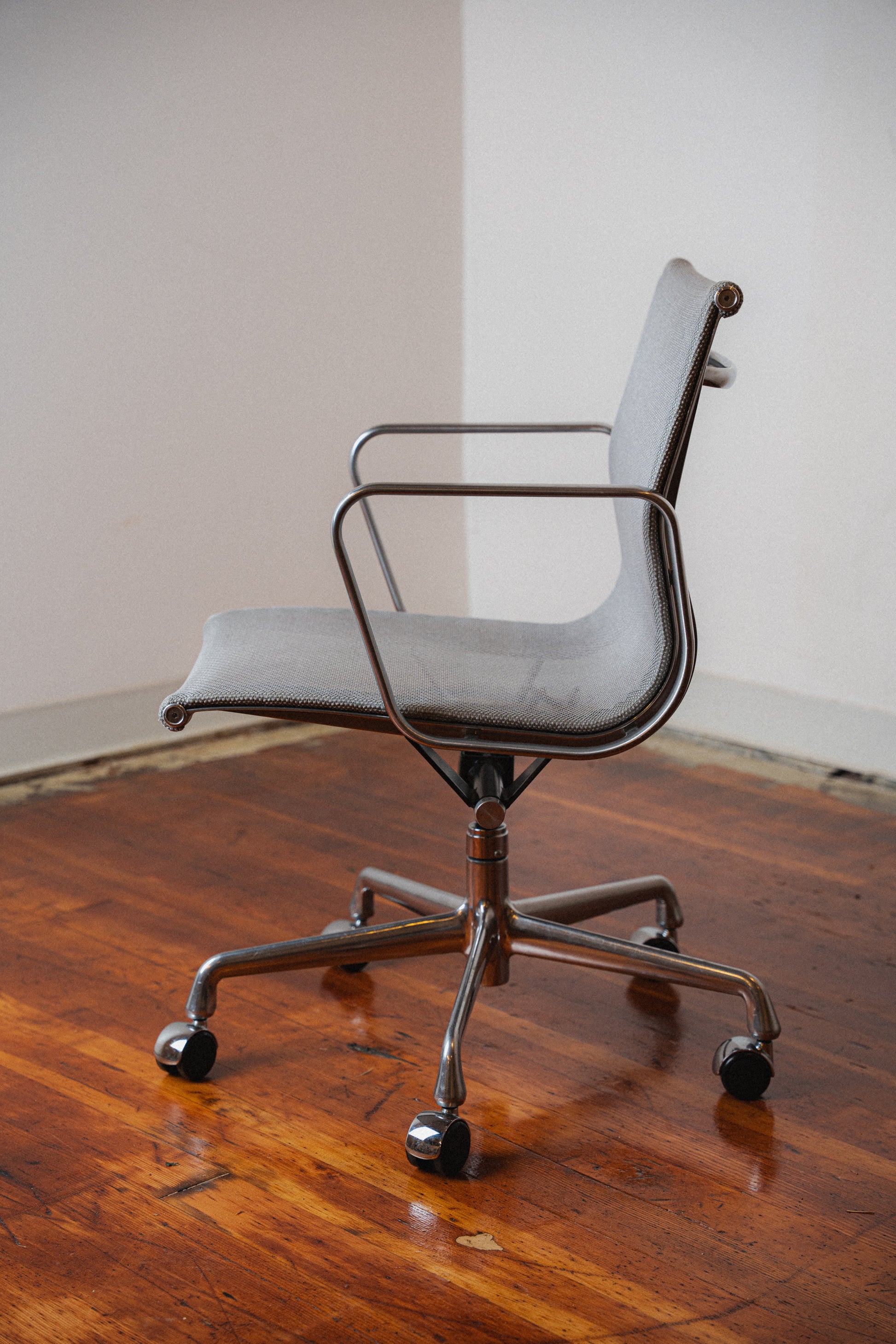 Eames Aluminum Group Chair by Charles & Ray Eames for Herman Miller