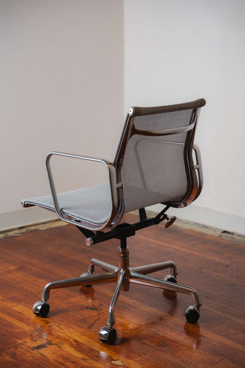 Eames Aluminum Group Chair by Charles & Ray Eames for Herman Miller
