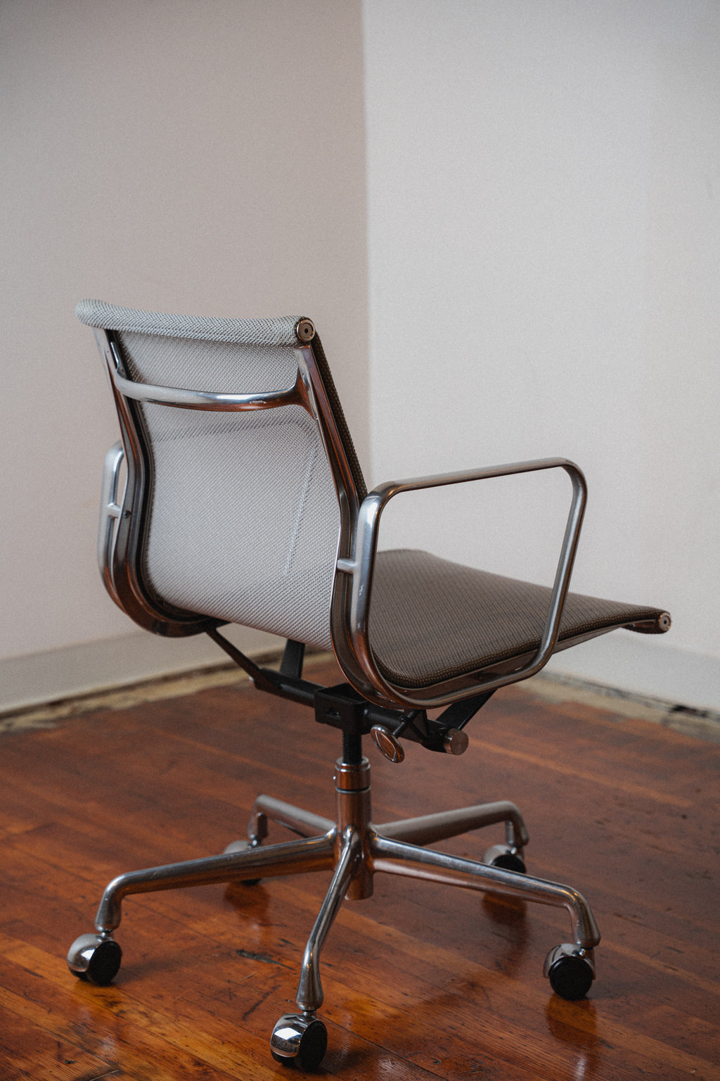 Eames Aluminum Group Chair by Charles & Ray Eames for Herman Miller