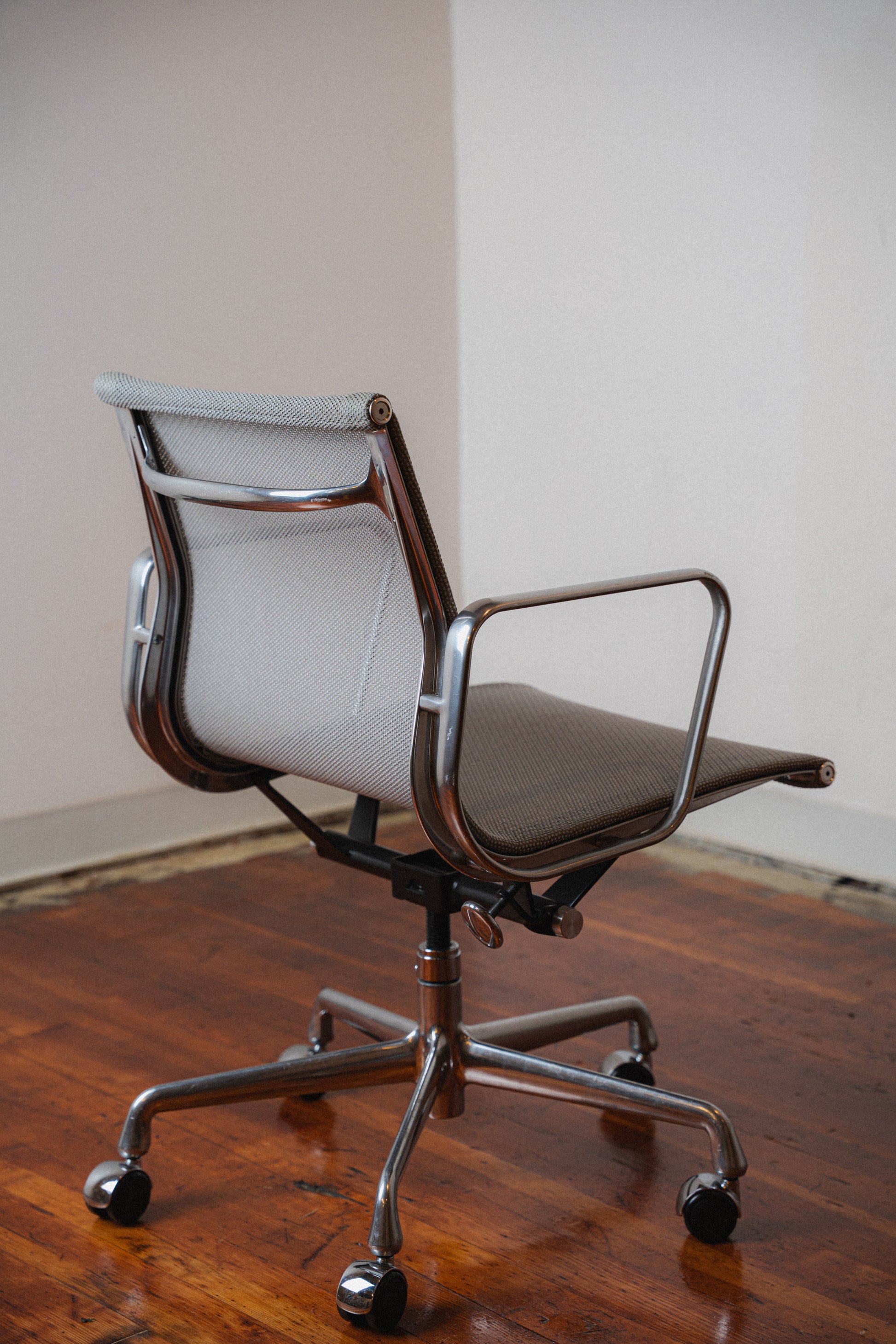 Eames Aluminum Group Chair by Charles & Ray Eames for Herman Miller