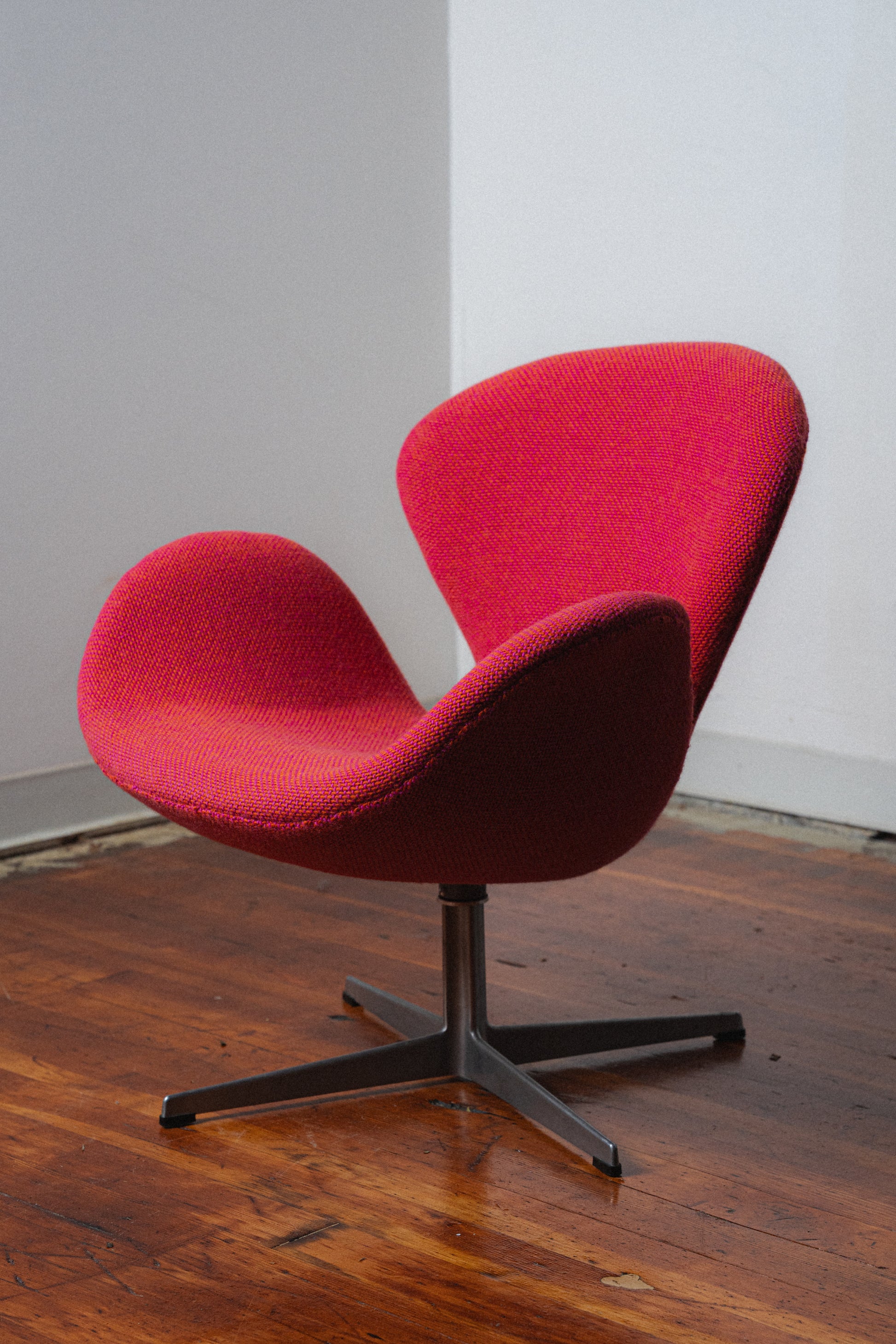Swan Chair by Arne Jacobsen for Fritz Hansen