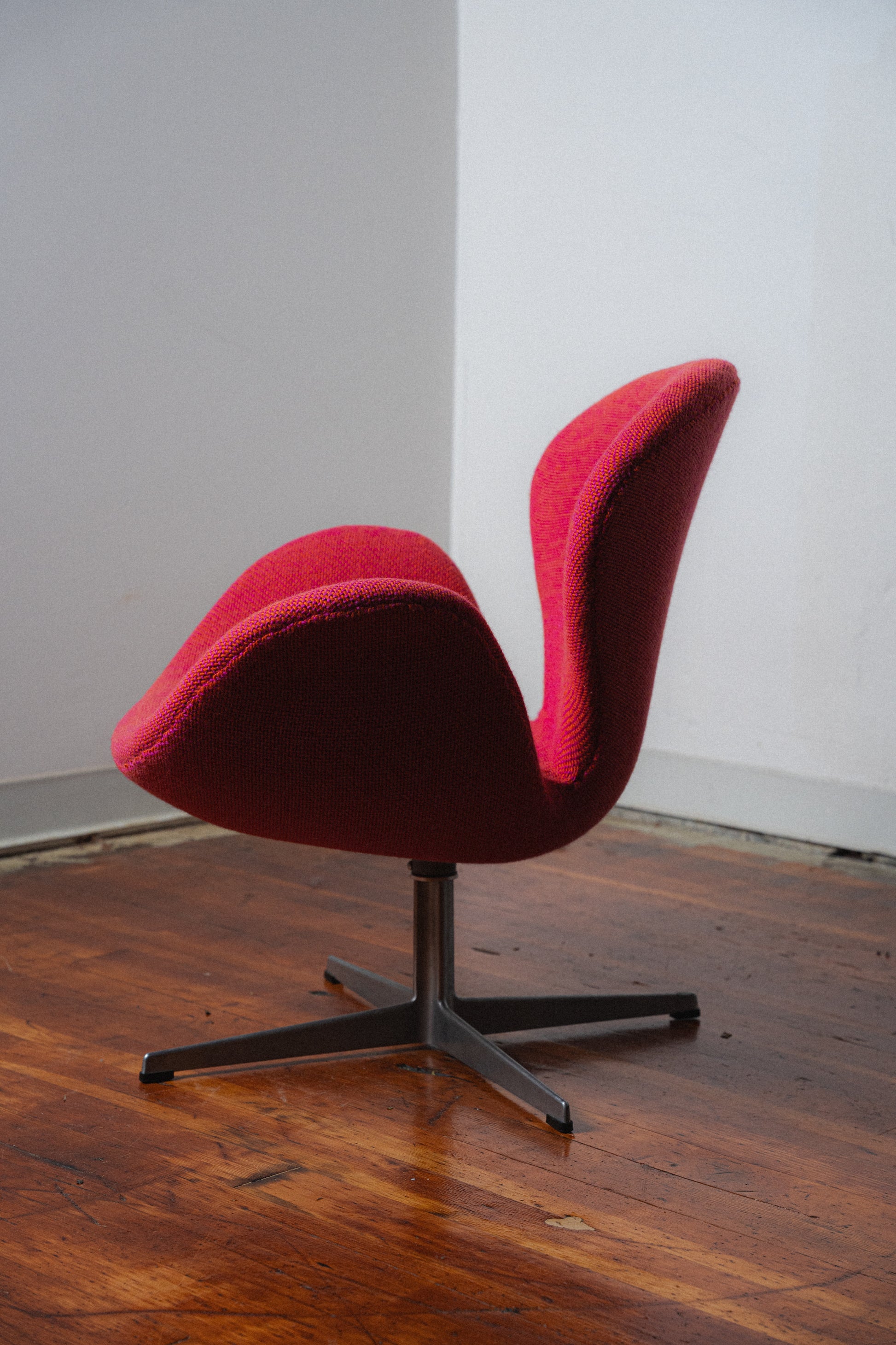 Swan Chair by Arne Jacobsen for Fritz Hansen