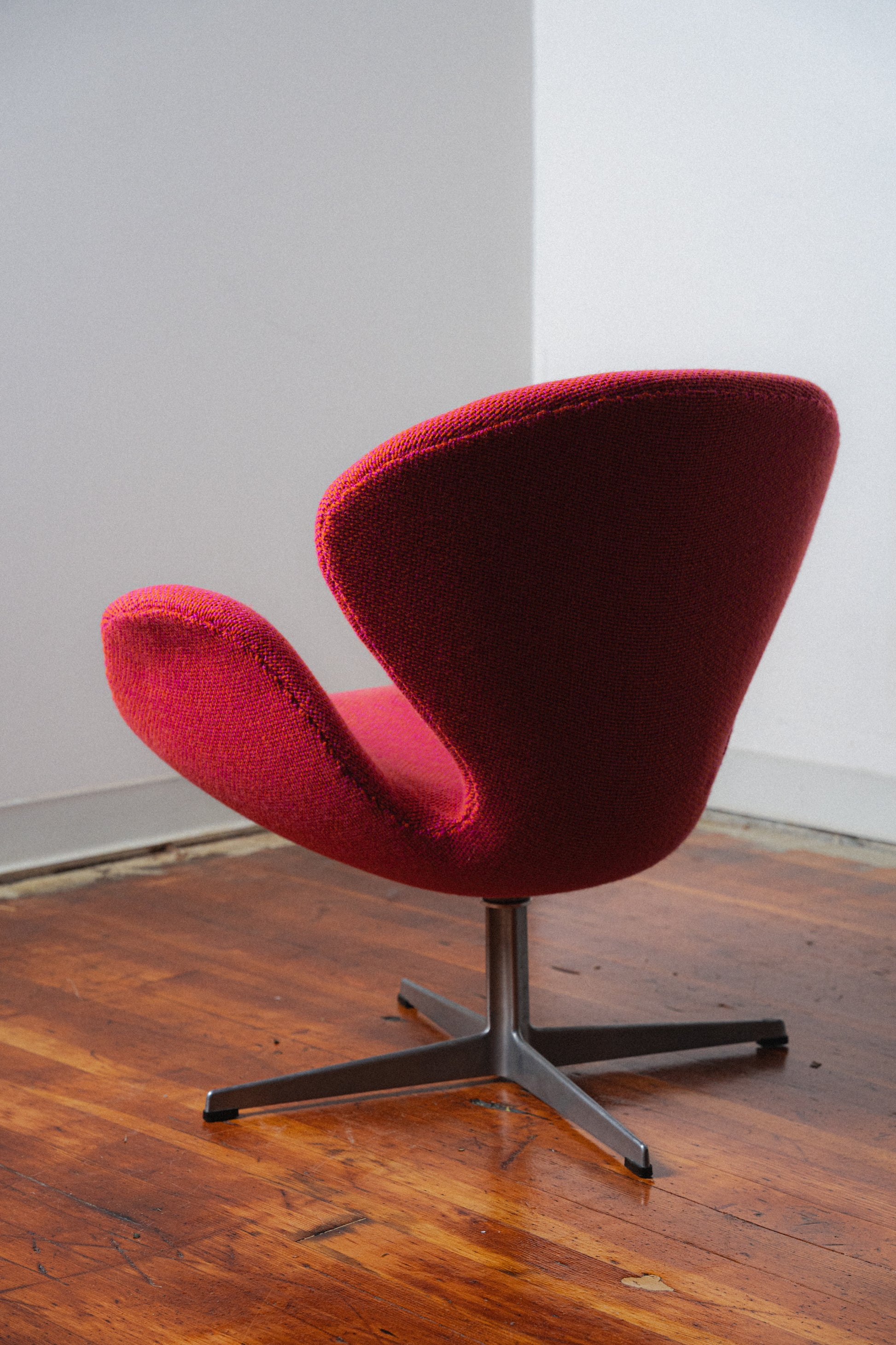Swan Chair by Arne Jacobsen for Fritz Hansen