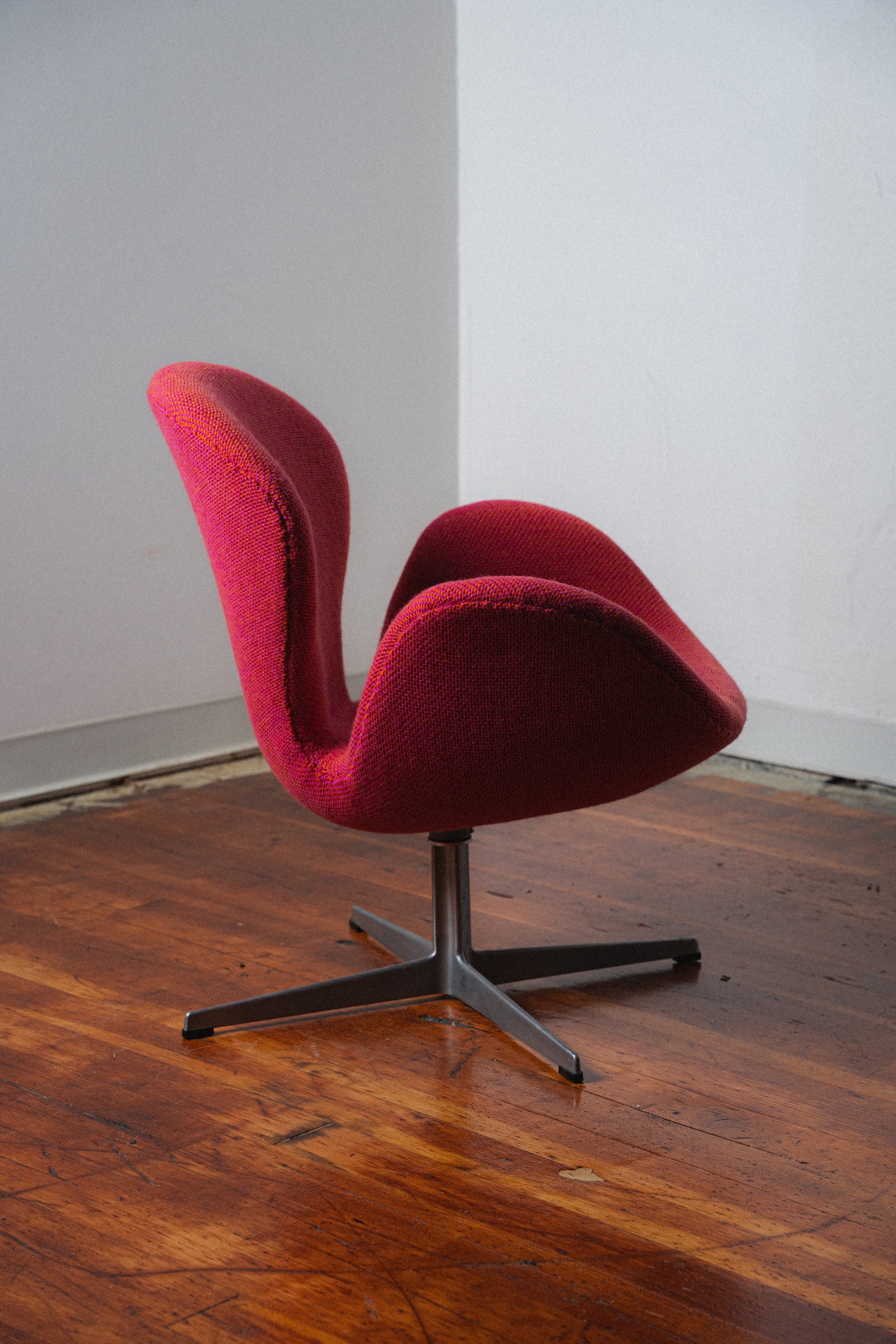 Swan Chair by Arne Jacobsen for Fritz Hansen