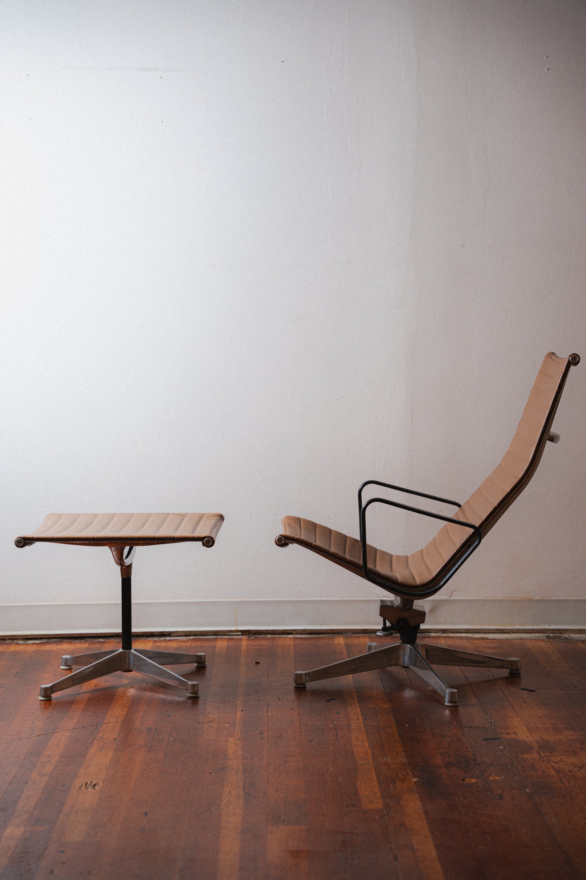 Early Production Eames Aluminum Group Chair by Charles & Ray Eames for Herman Miller