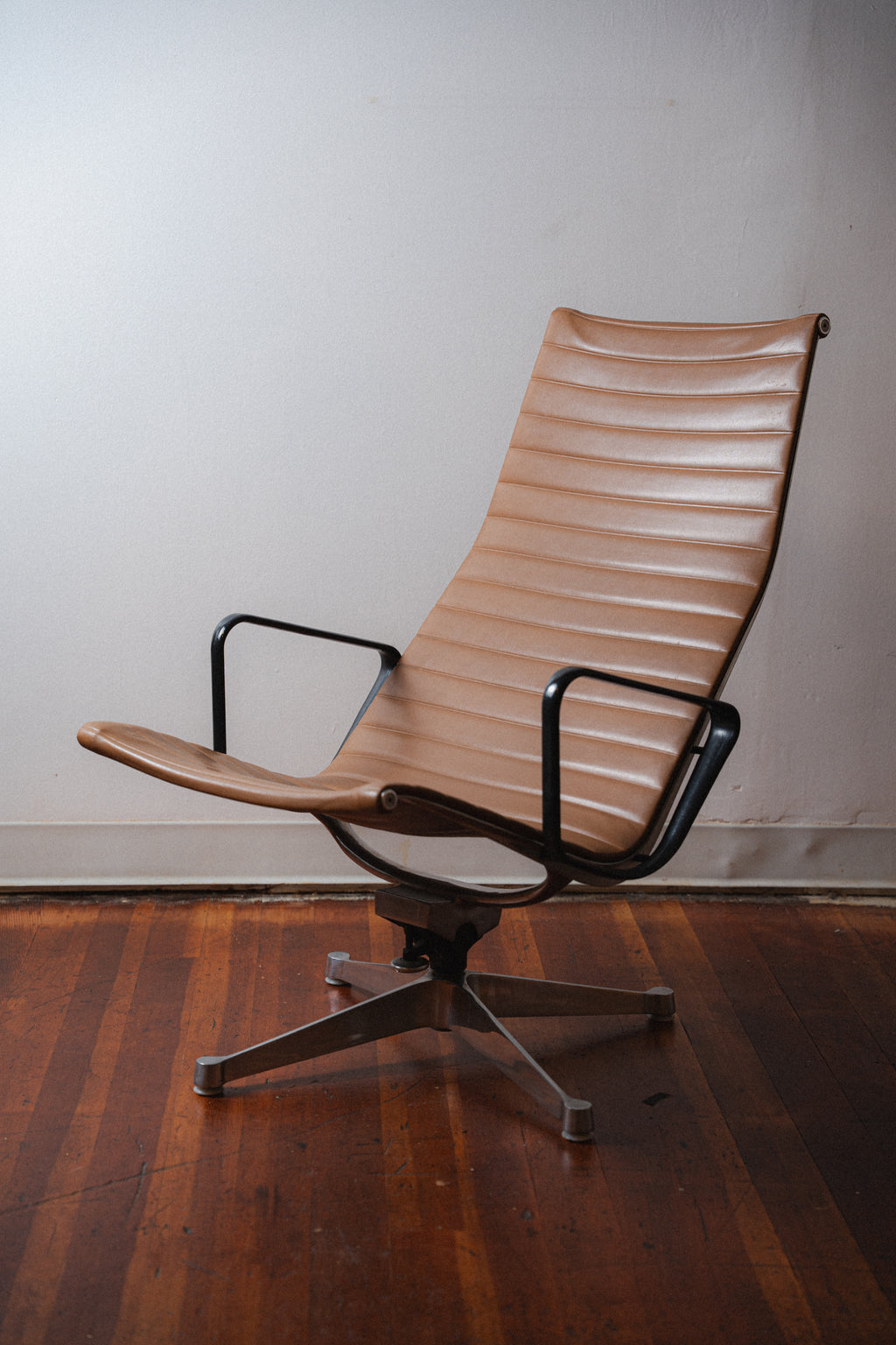 Early Production Eames Aluminum Group Chair by Charles & Ray Eames for Herman Miller