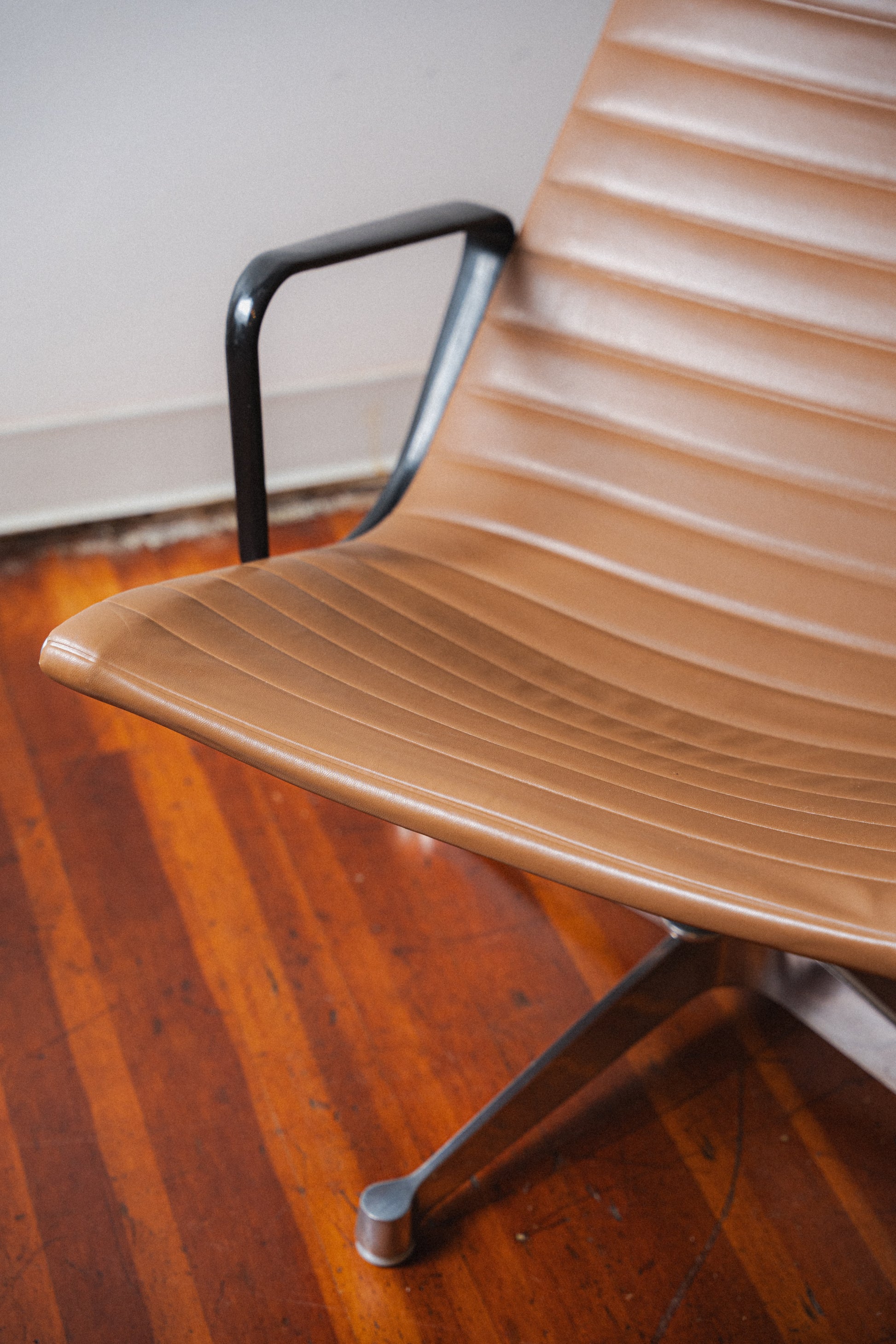 Early Production Eames Aluminum Group Chair by Charles & Ray Eames for Herman Miller