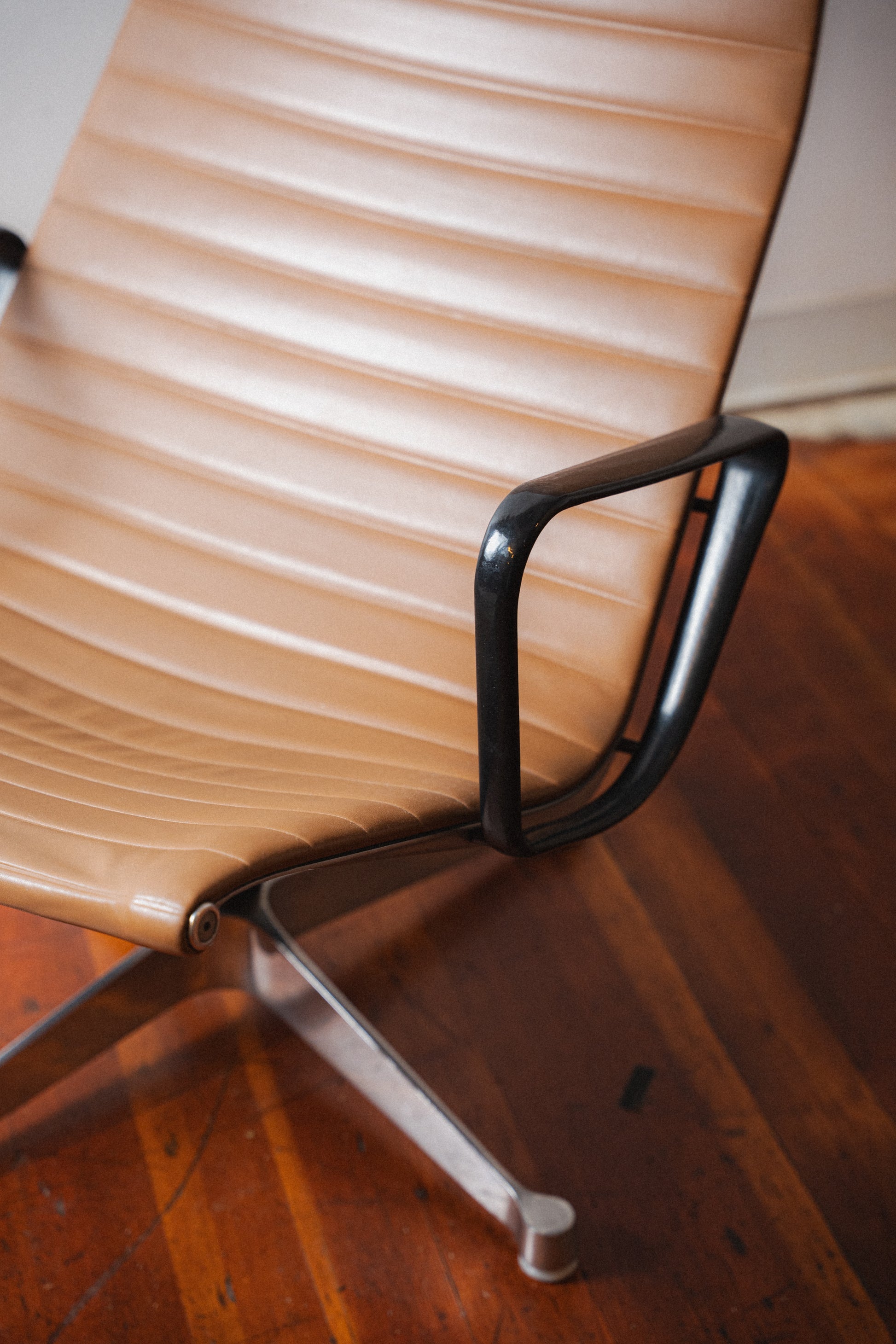 Early Production Eames Aluminum Group Chair by Charles & Ray Eames for Herman Miller