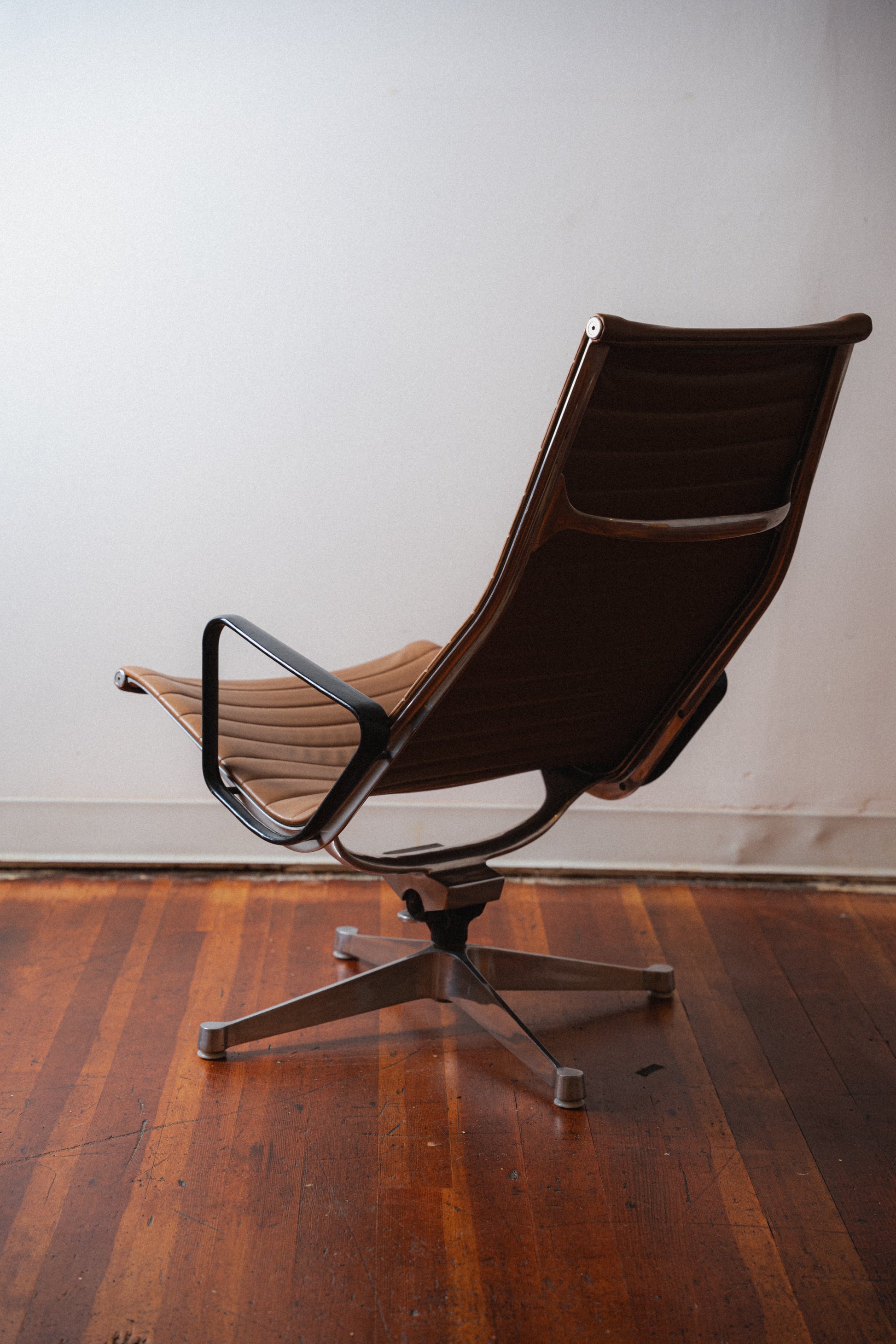 Early Production Eames Aluminum Group Chair by Charles & Ray Eames for Herman Miller