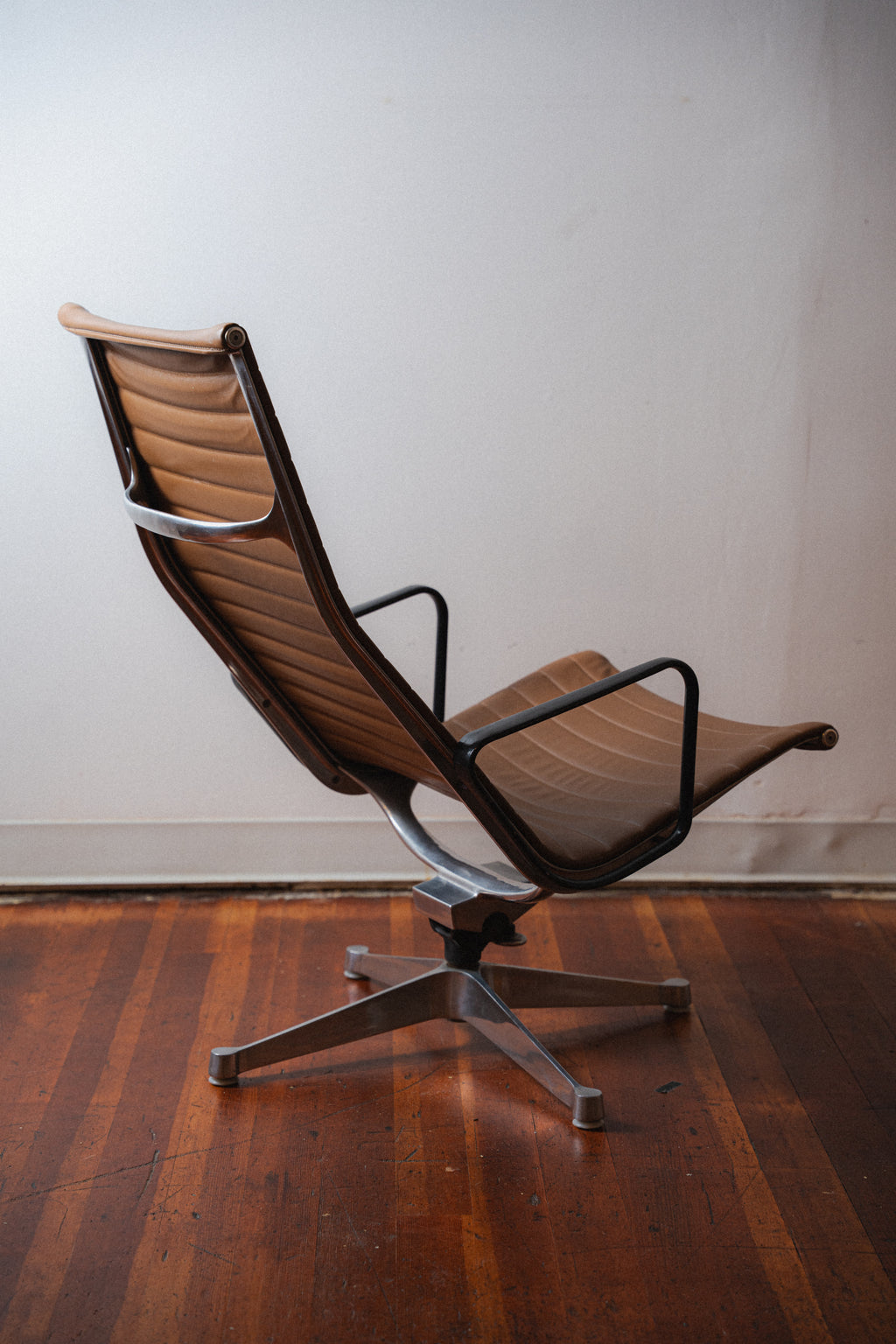 Early Production Eames Aluminum Group Chair by Charles & Ray Eames for Herman Miller