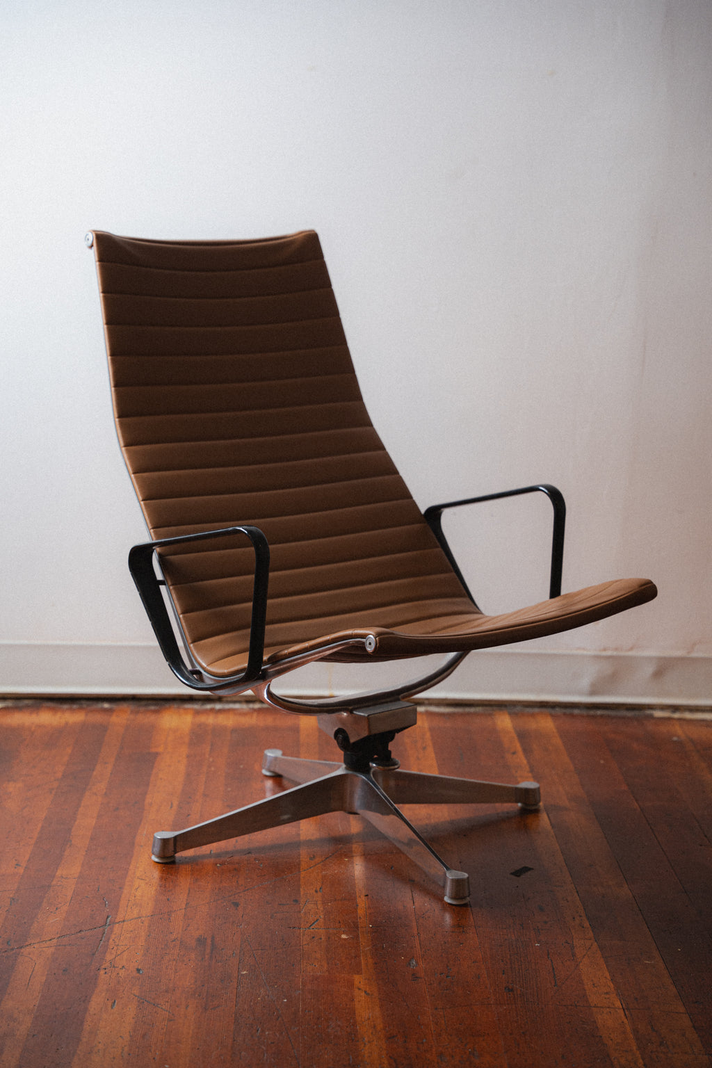 Early Production Eames Aluminum Group Chair by Charles & Ray Eames for Herman Miller