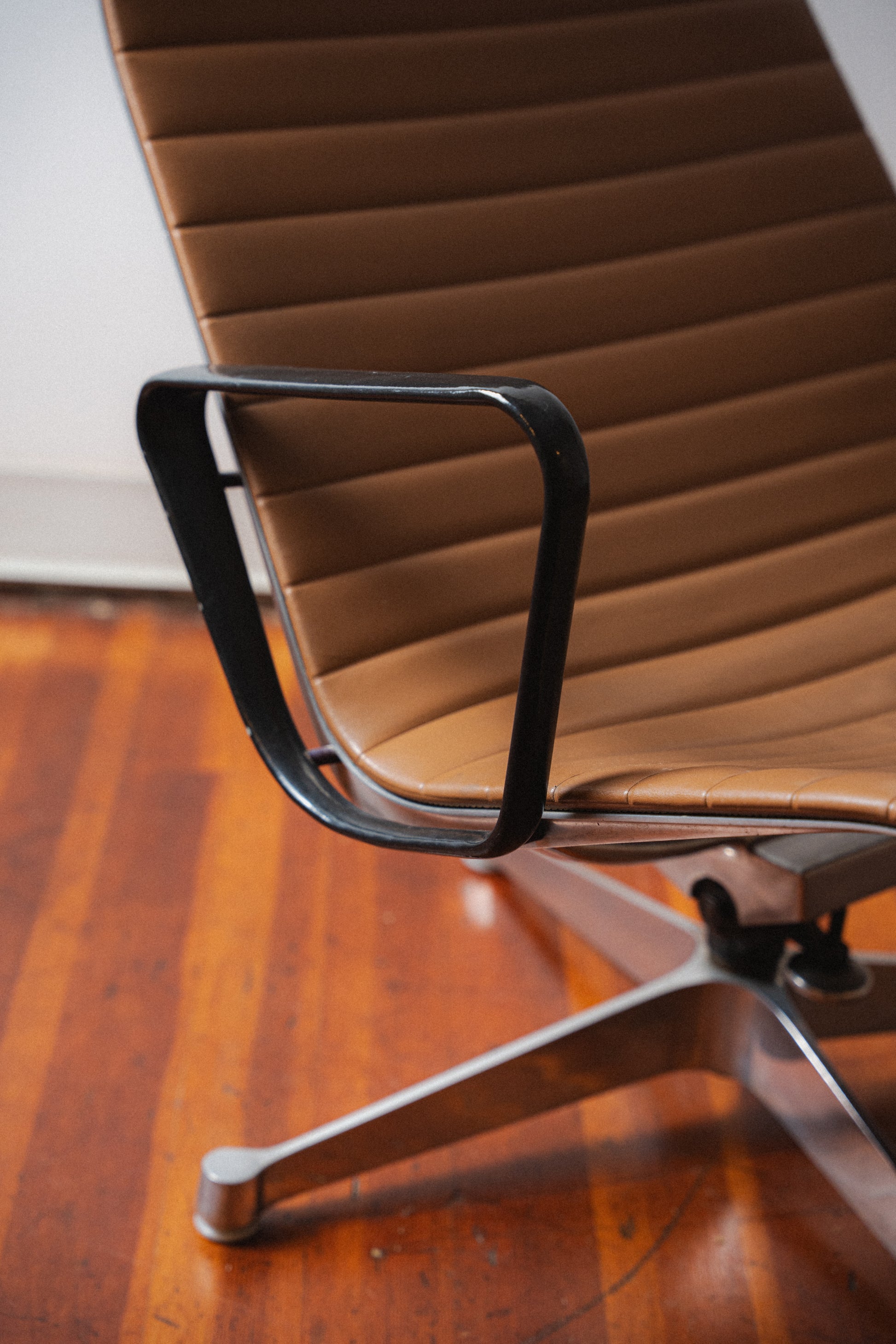 Early Production Eames Aluminum Group Chair by Charles & Ray Eames for Herman Miller