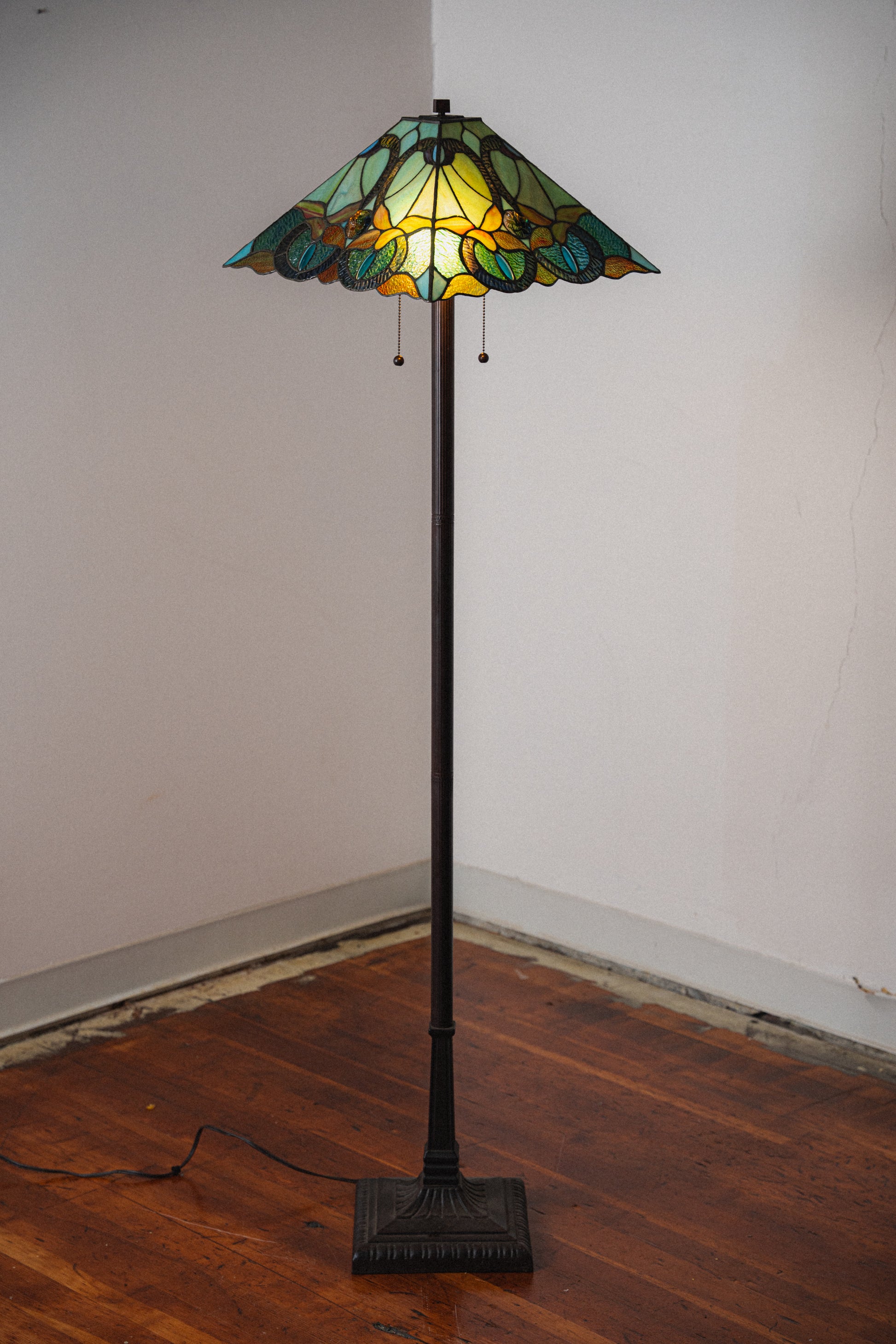Vintage Tiffany-Style Floor Lamp