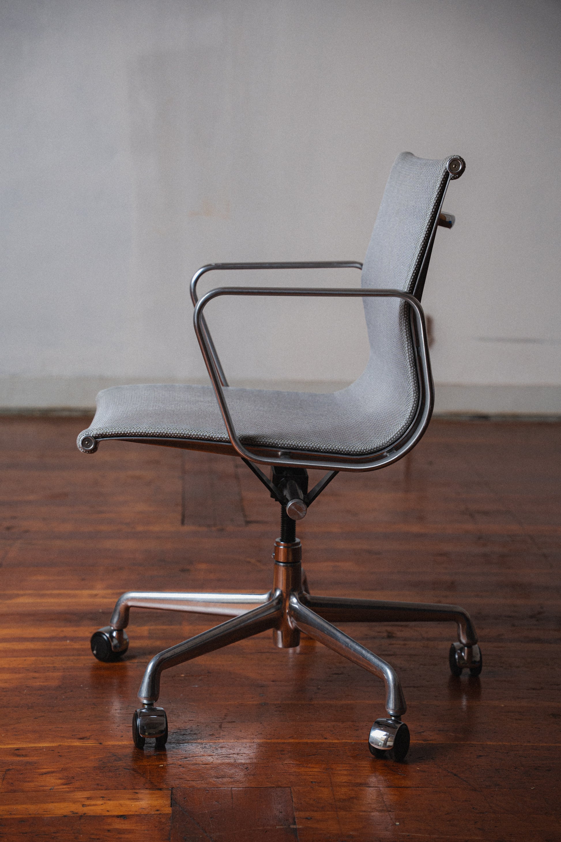 Eames Aluminum Group Chair by Charles & Ray Eames for Herman Miller