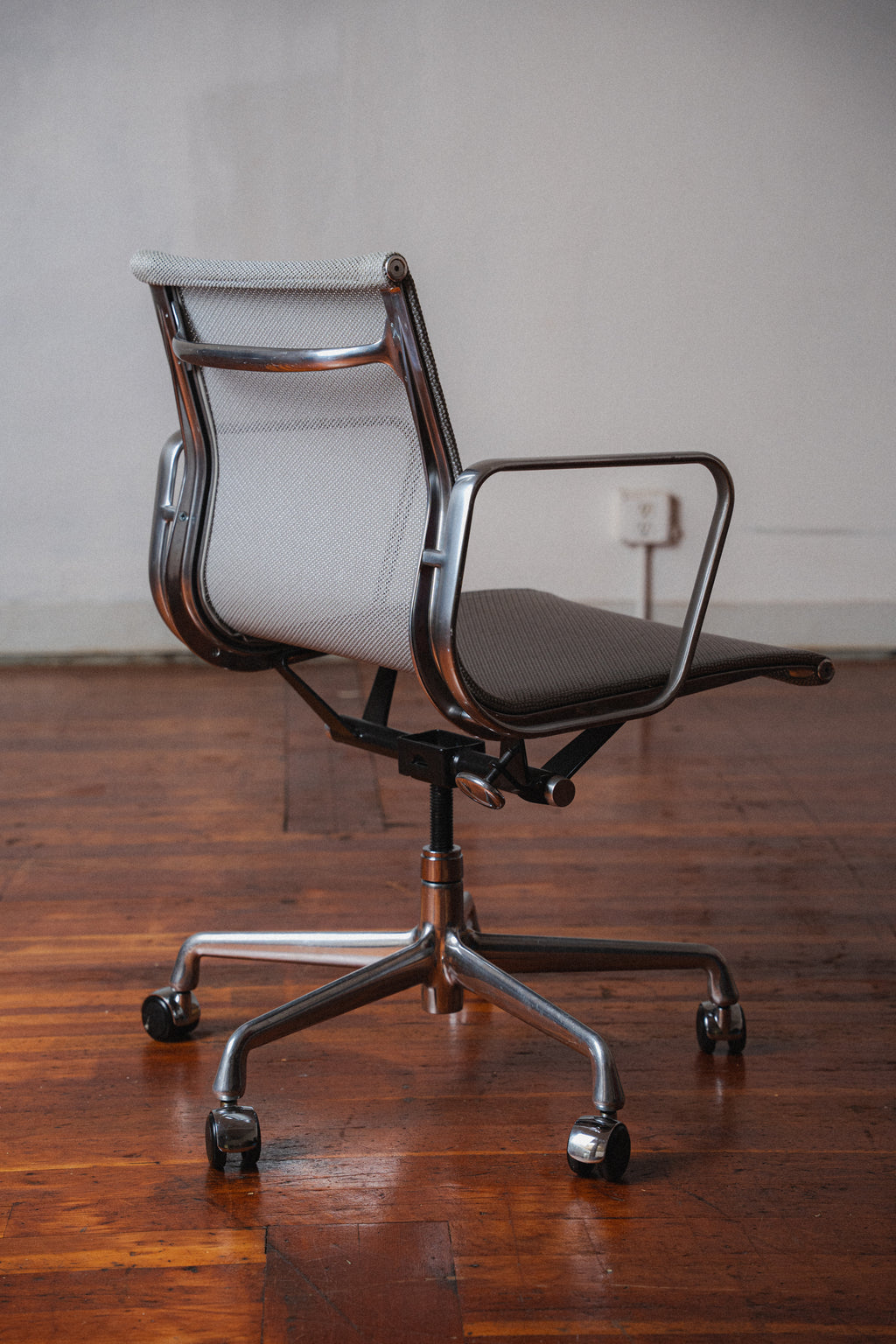Eames Aluminum Group Chair by Charles & Ray Eames for Herman Miller