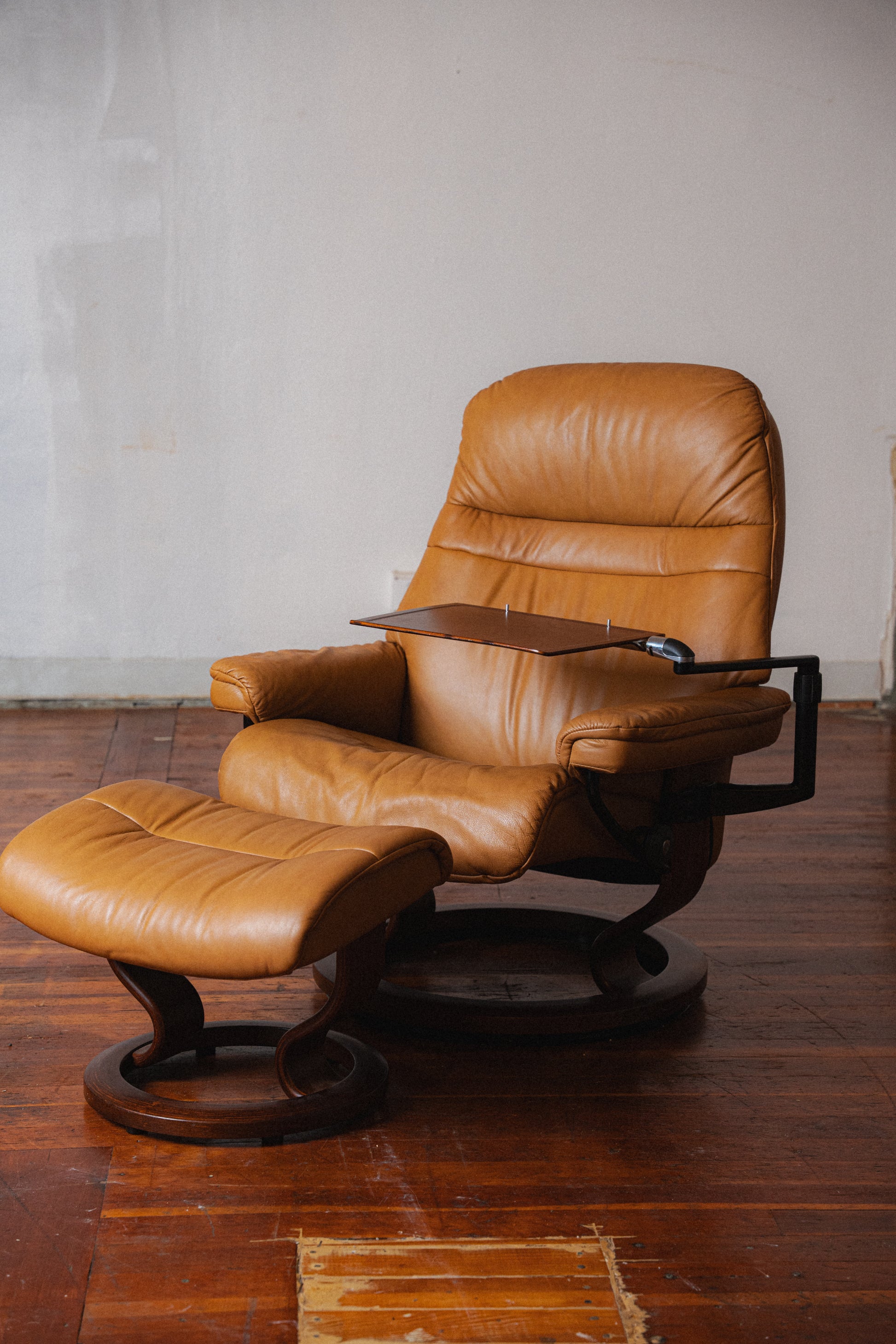 Ekornes Stressless Lounger w/ Ottoman and Side Table