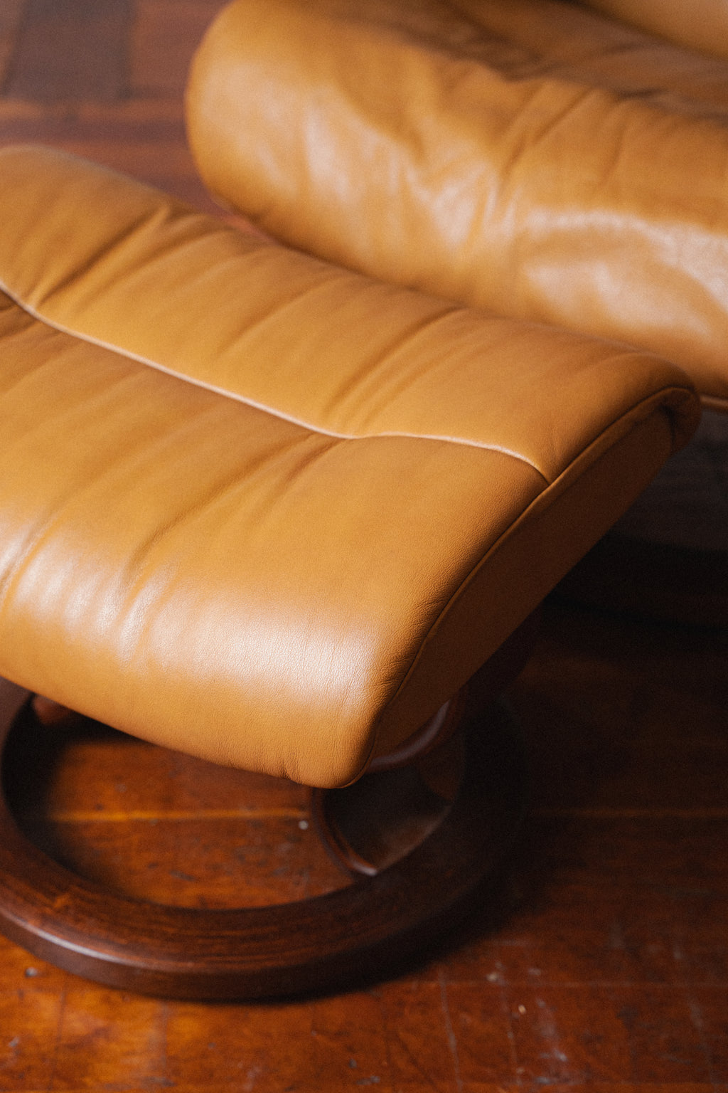 Ekornes Stressless Lounger w/ Ottoman and Side Table