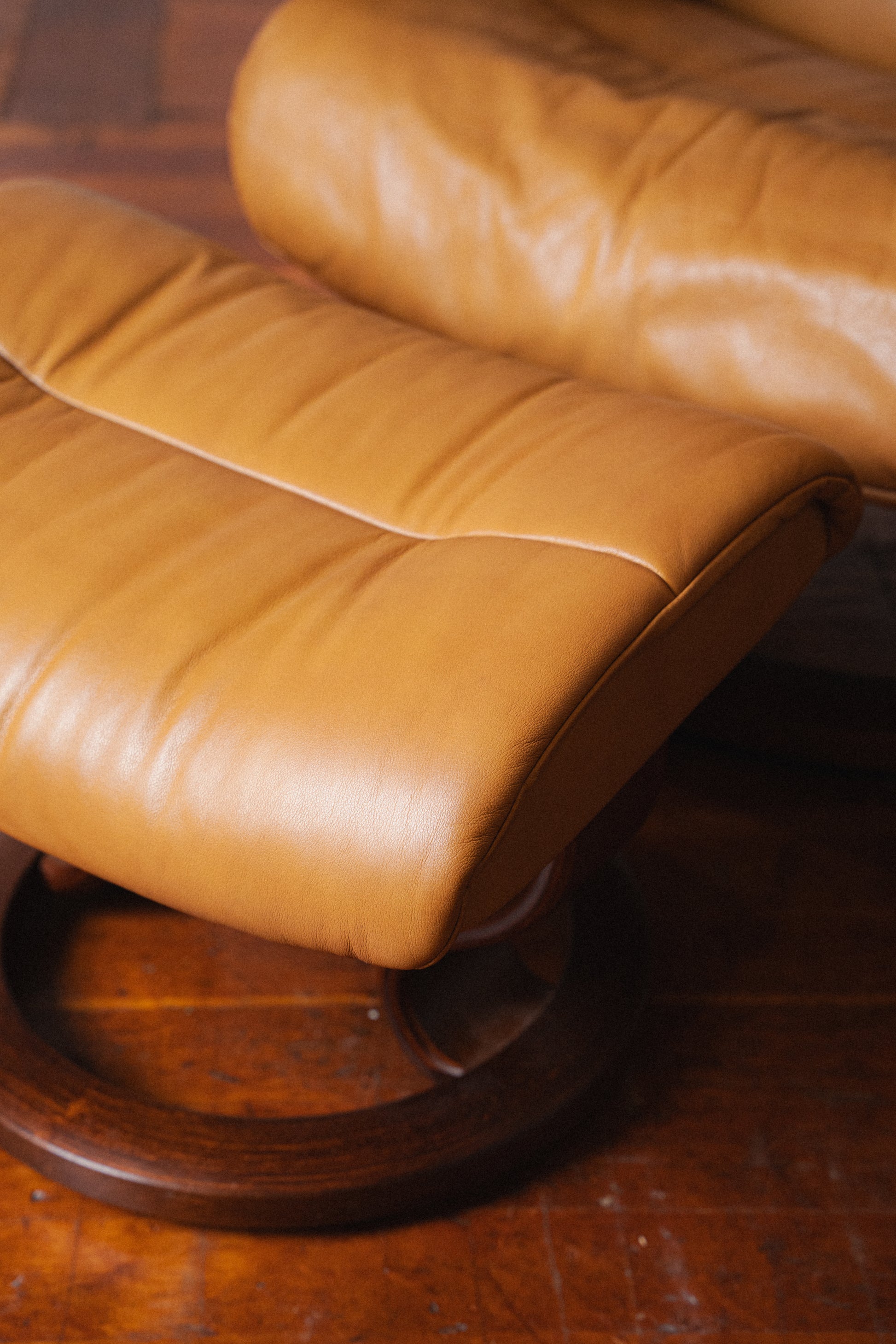 Ekornes Stressless Lounger w/ Ottoman and Side Table