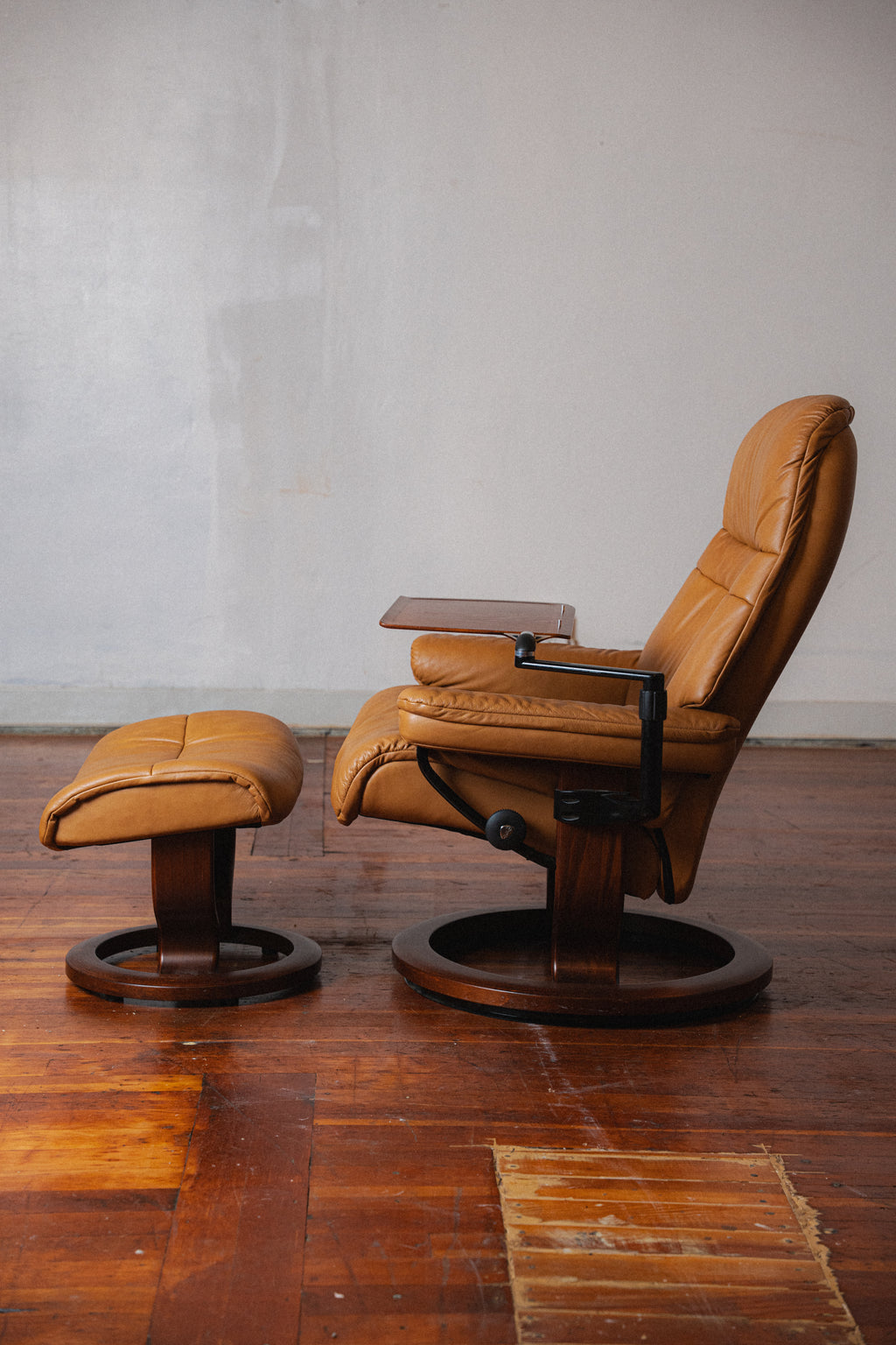 Ekornes Stressless Lounger w/ Ottoman and Side Table