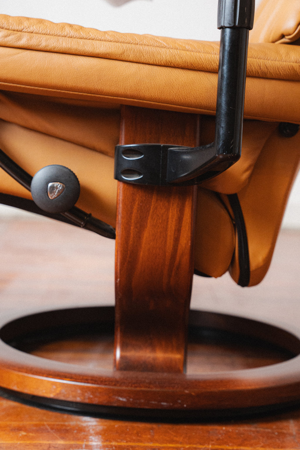 Ekornes Stressless Lounger w/ Ottoman and Side Table