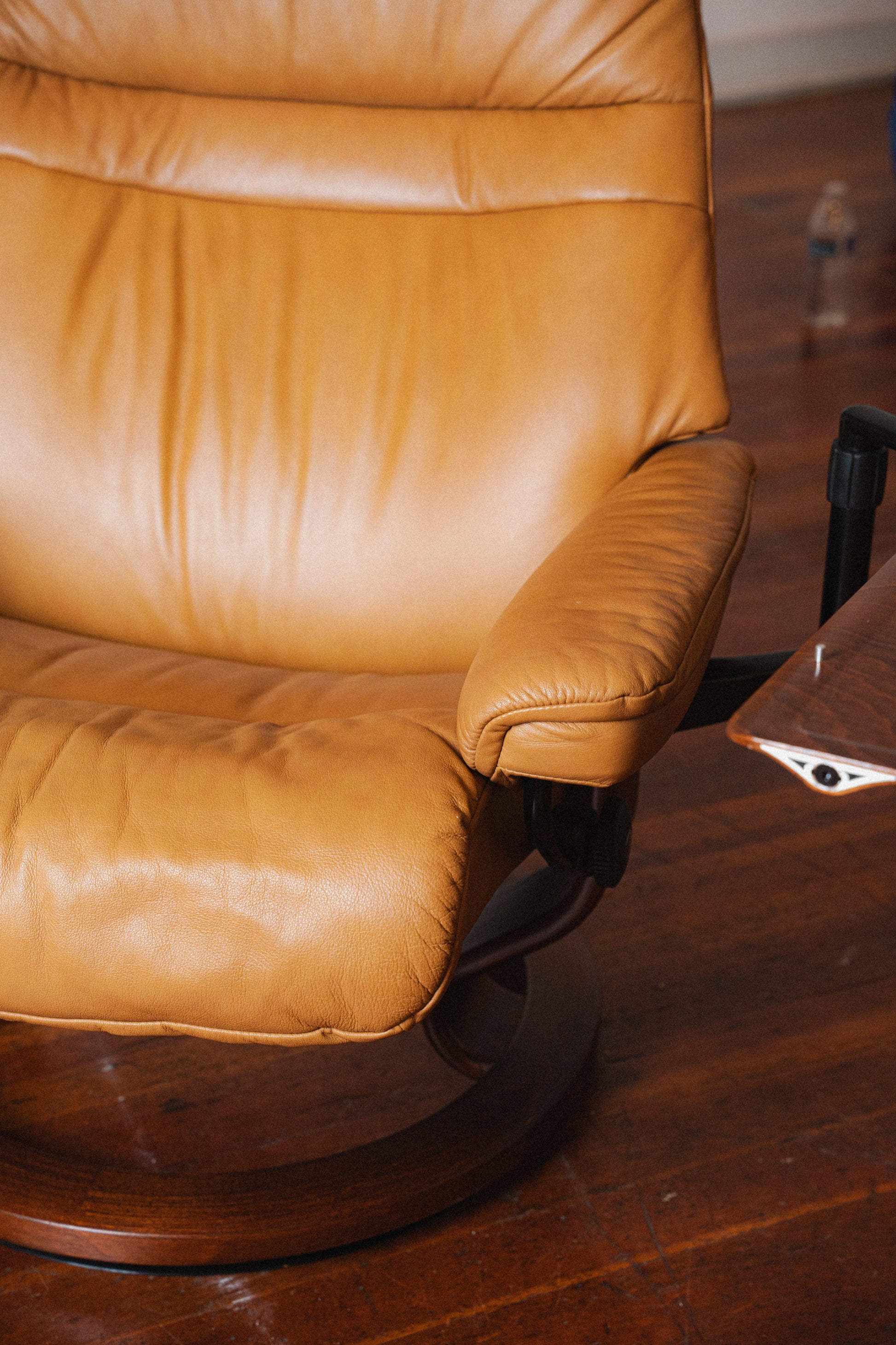 Ekornes Stressless Lounger w/ Ottoman and Side Table