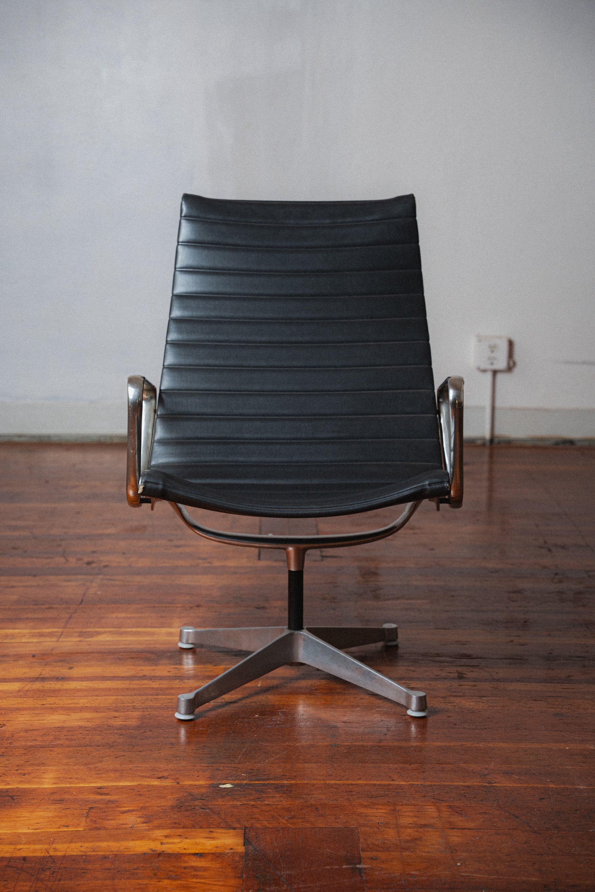 Early Production Eames Aluminum Group Chair by Charles & Ray Eames for Herman Miller