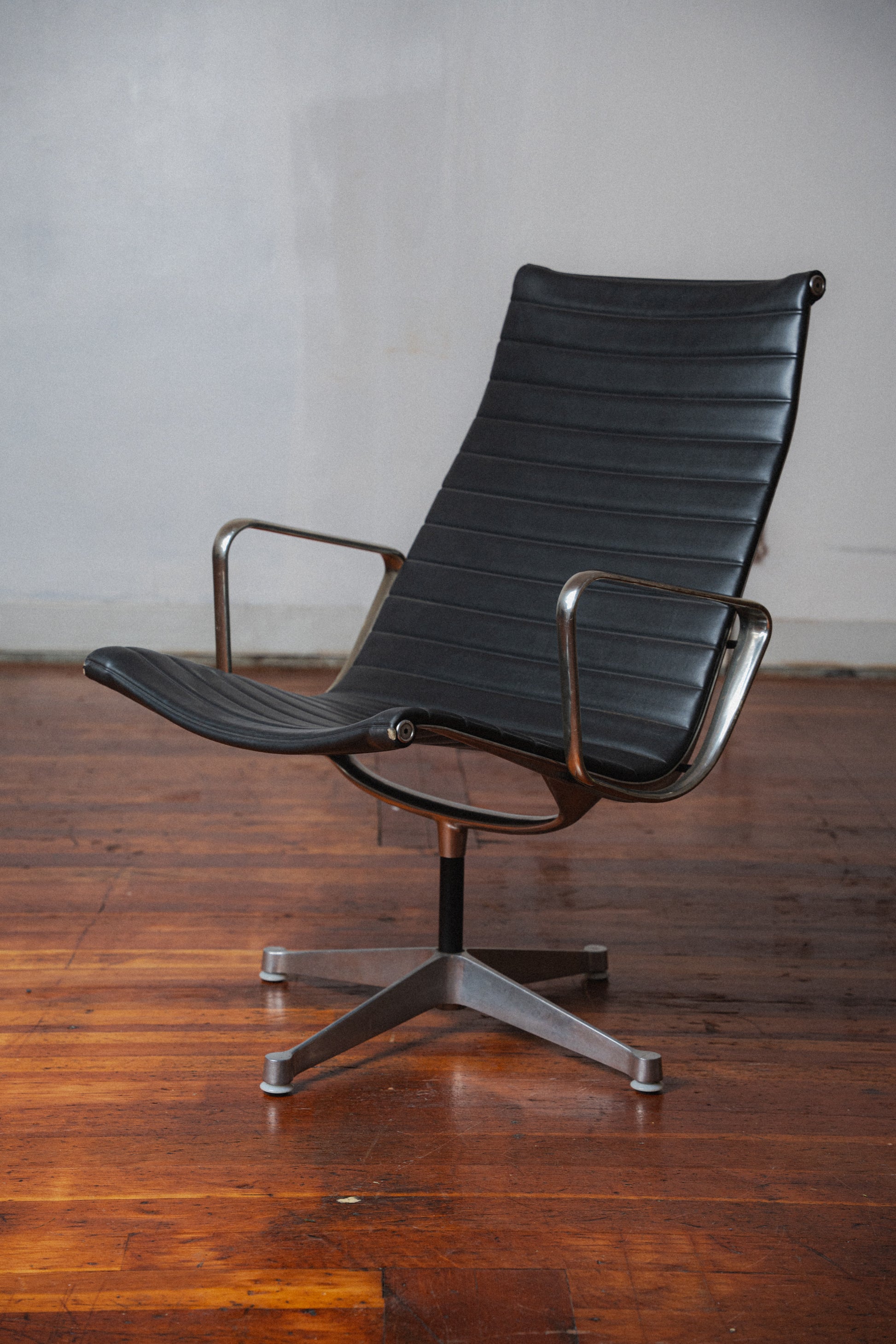 Early Production Eames Aluminum Group Chair by Charles & Ray Eames for Herman Miller