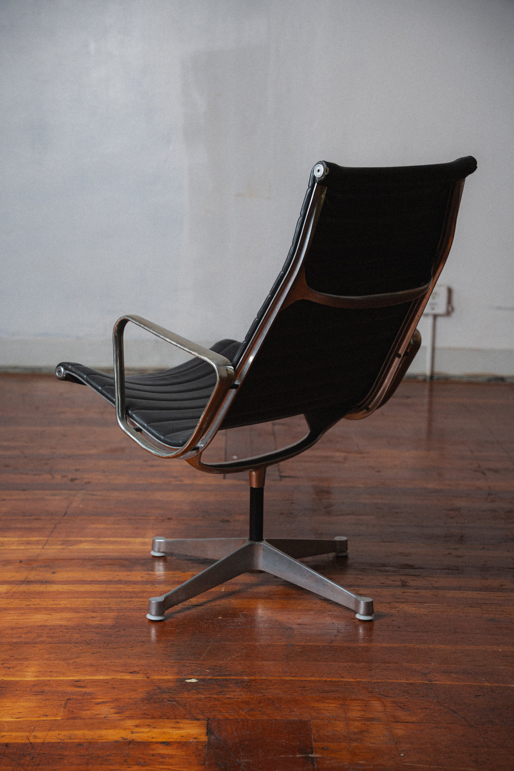 Early Production Eames Aluminum Group Chair by Charles & Ray Eames for Herman Miller