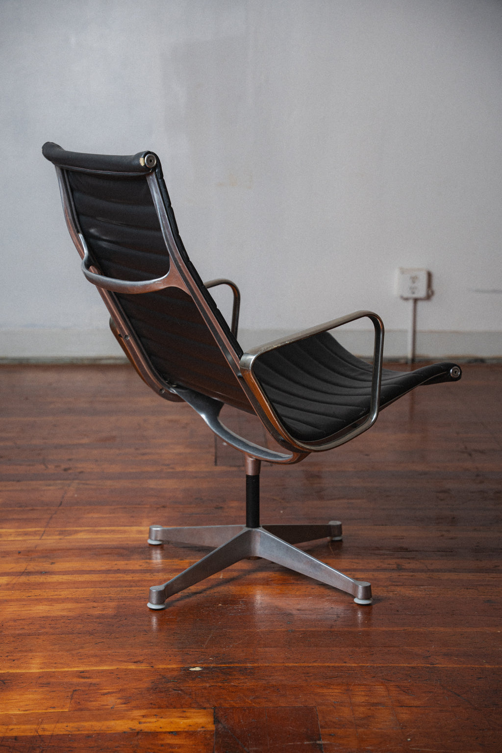 Early Production Eames Aluminum Group Chair by Charles & Ray Eames for Herman Miller