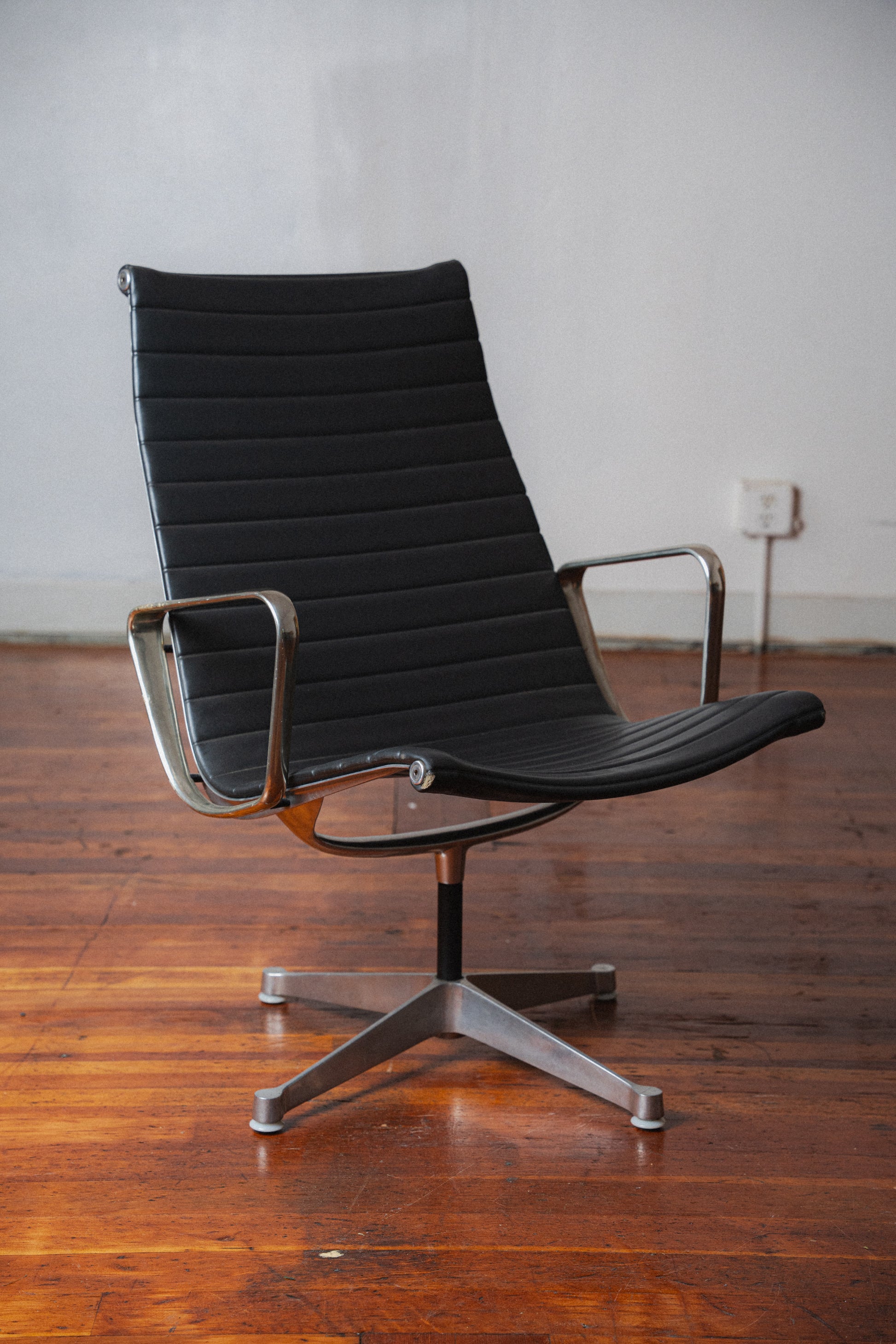 Early Production Eames Aluminum Group Chair by Charles & Ray Eames for Herman Miller