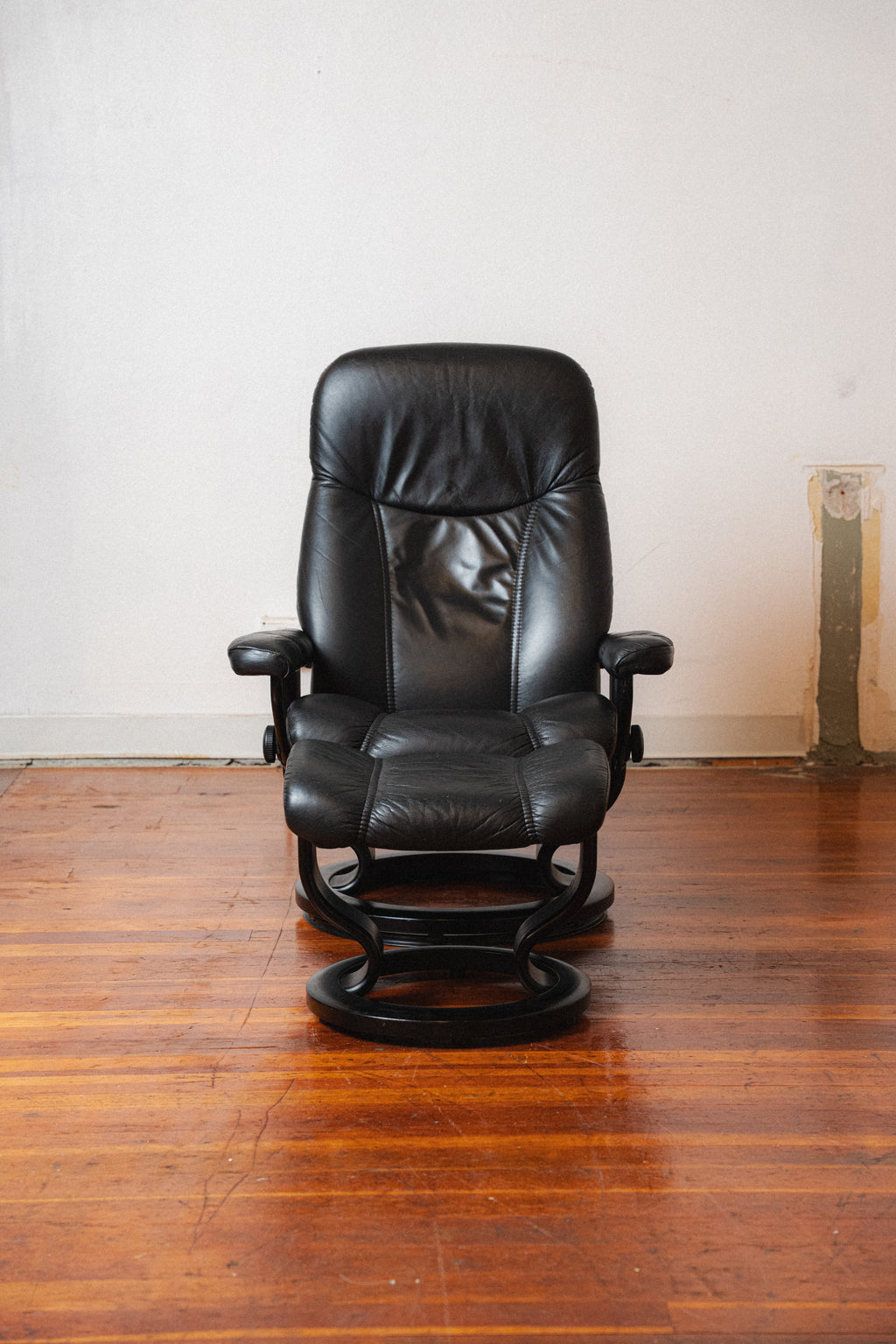 Ekornes Stressless Lounge Chair w/ Ottoman