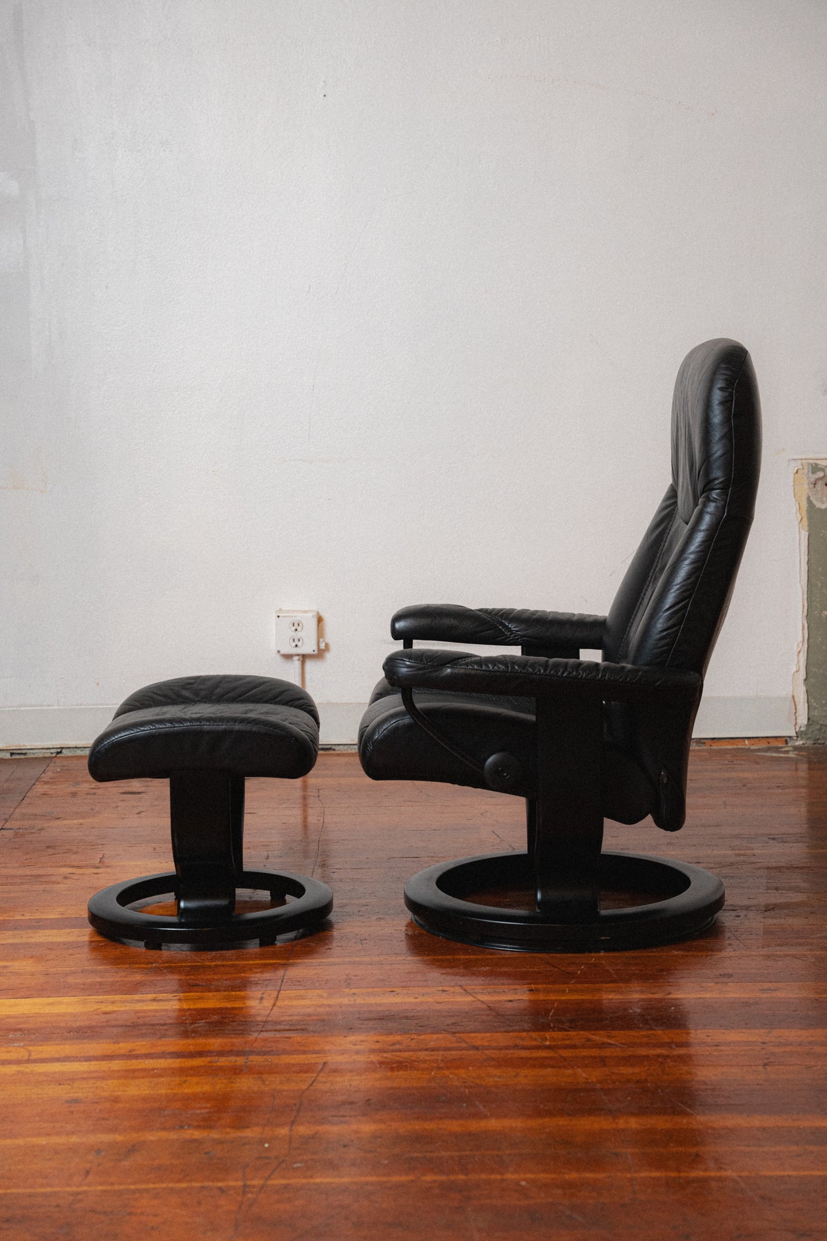 Ekornes Stressless Lounge Chair w/ Ottoman