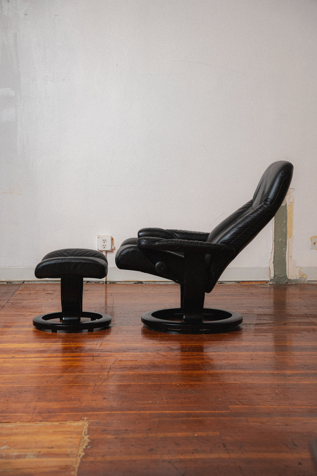 Ekornes Stressless Lounge Chair w/ Ottoman