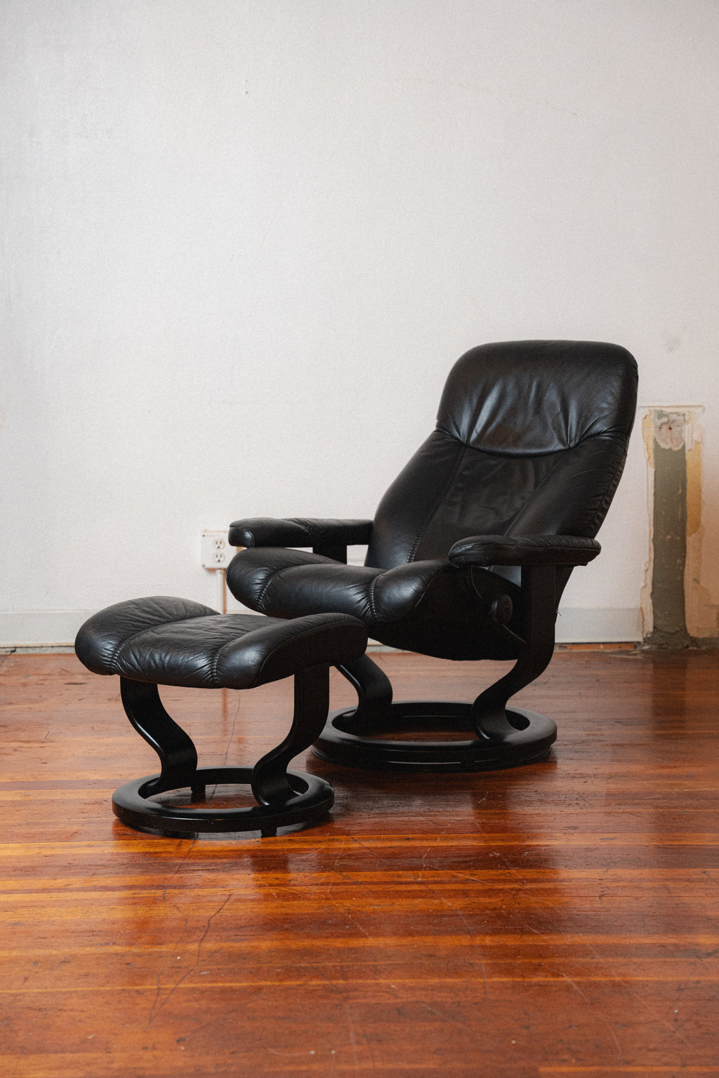 Ekornes Stressless Lounge Chair w/ Ottoman