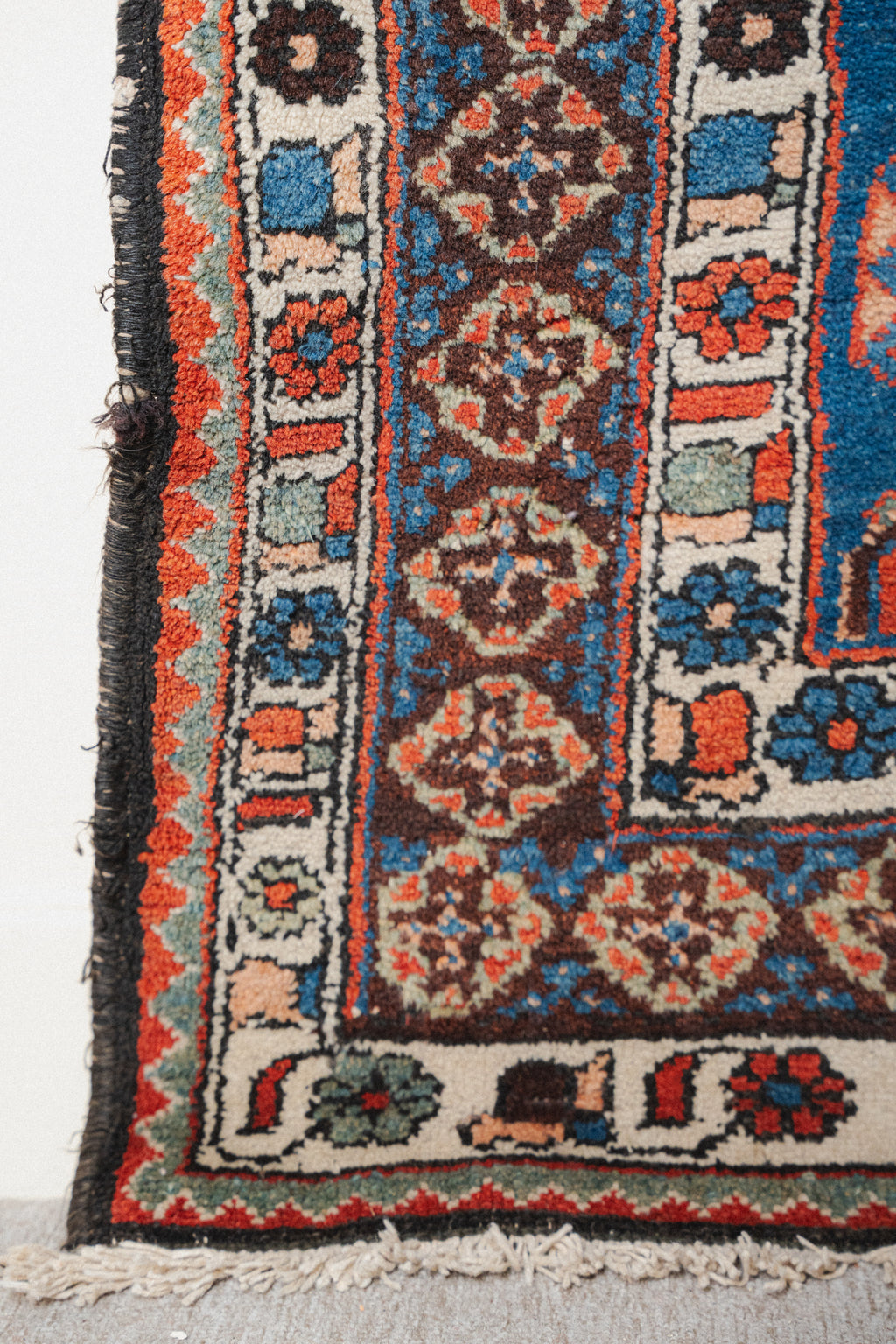 Antique Bakhtiari Rug, 4'5" x 6'10" - view 3